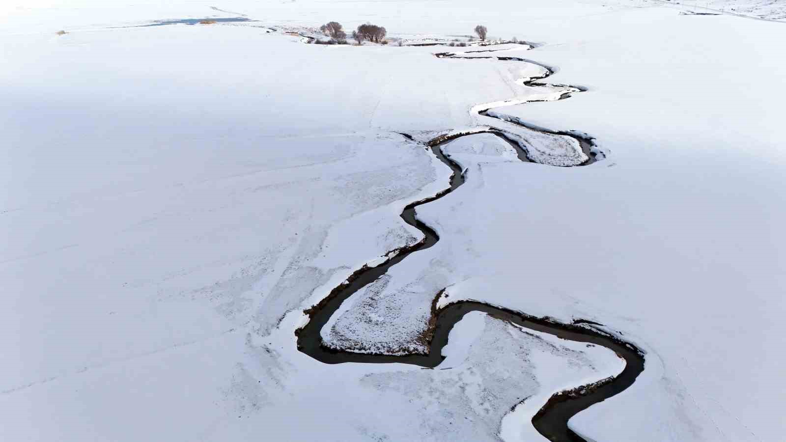 Kar altındaki menderesler g&uuml;zel manzaralar oluşturuyor
