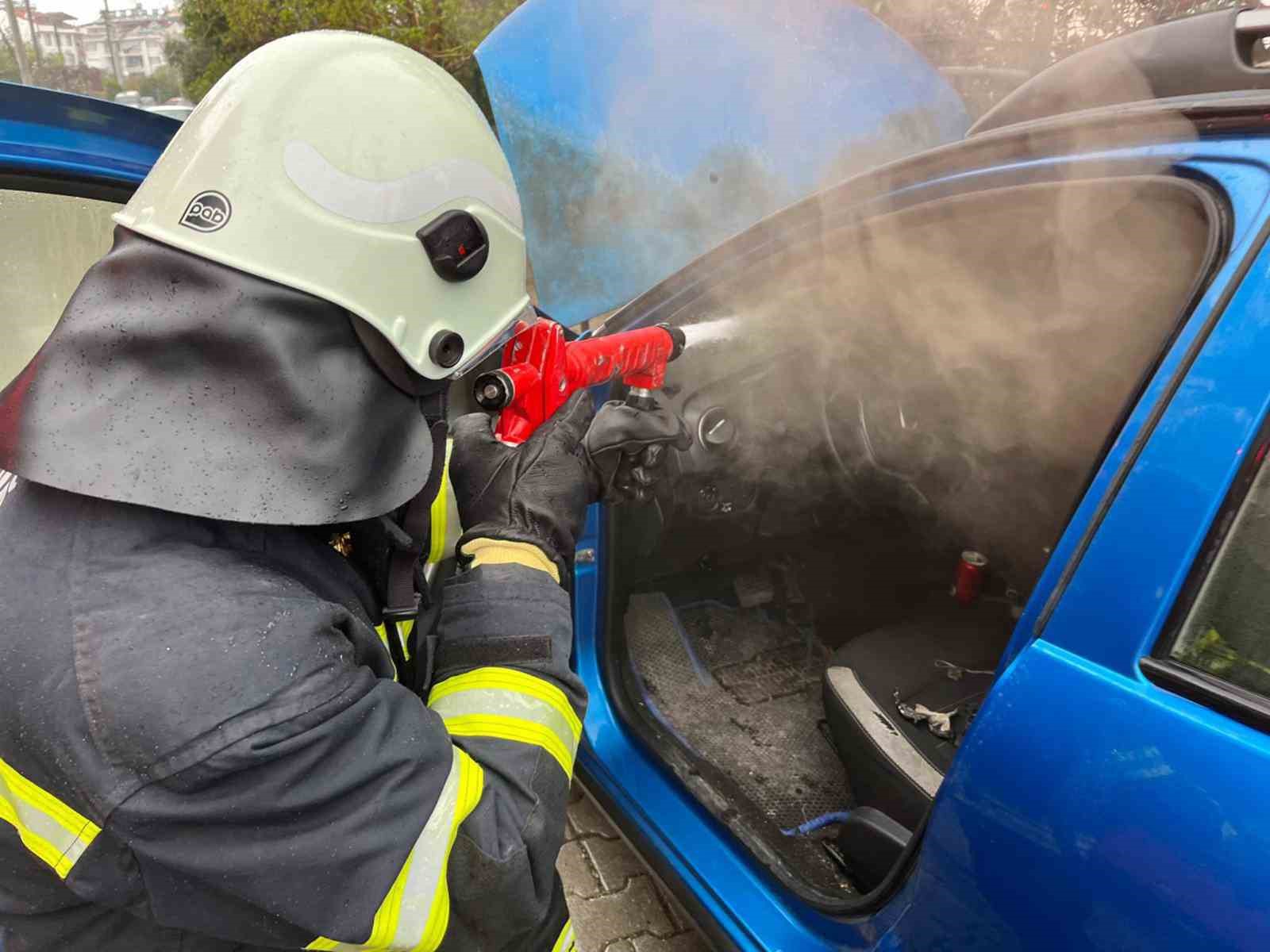Aracın konsolunda başlayan yangın kısa sürede söndürüldü