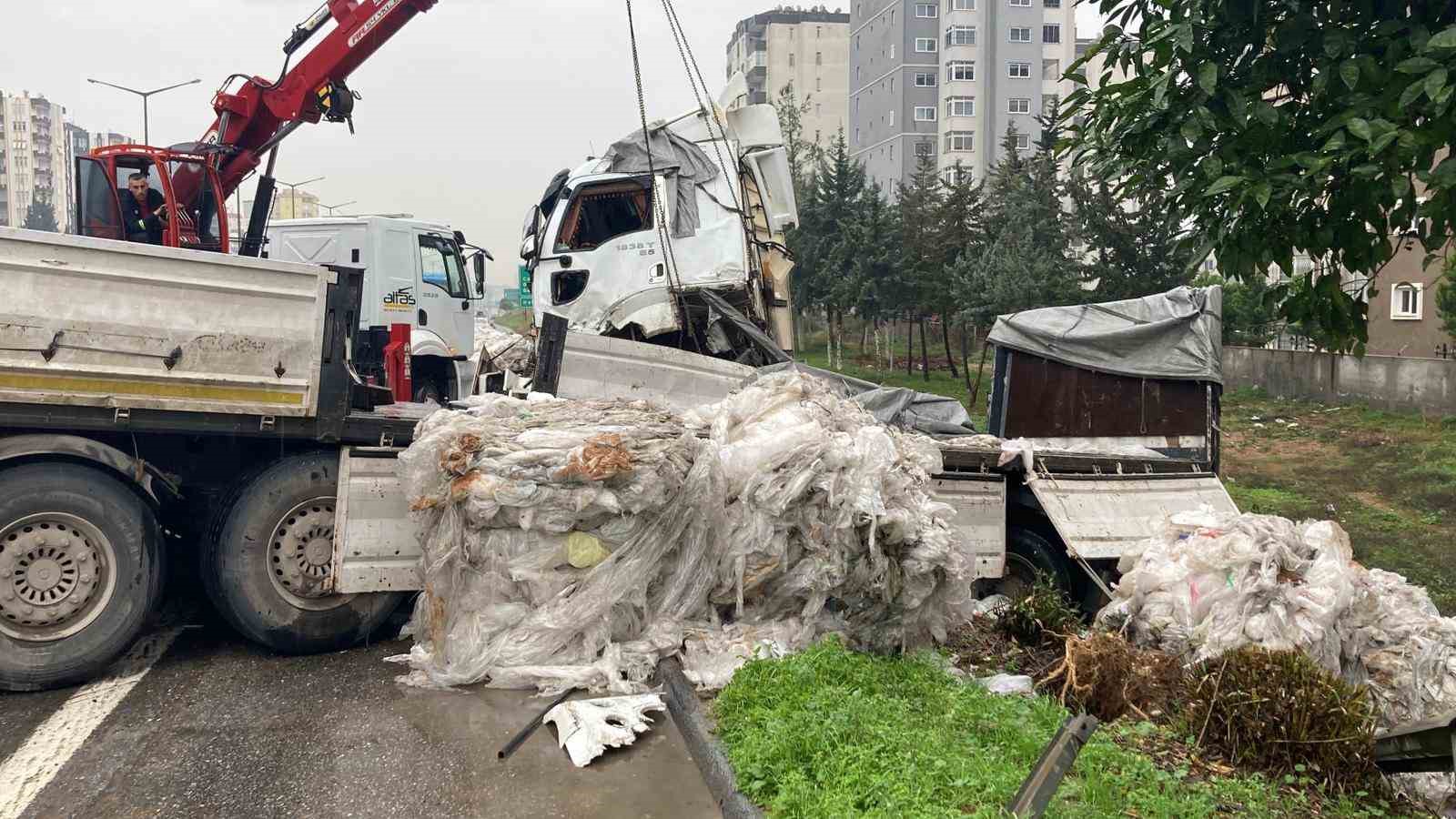 Naylon atık y&uuml;kl&uuml; tır bariyerlere &ccedil;arptı, otoyol &ccedil;&ouml;pl&uuml;ğe d&ouml;nd&uuml;
