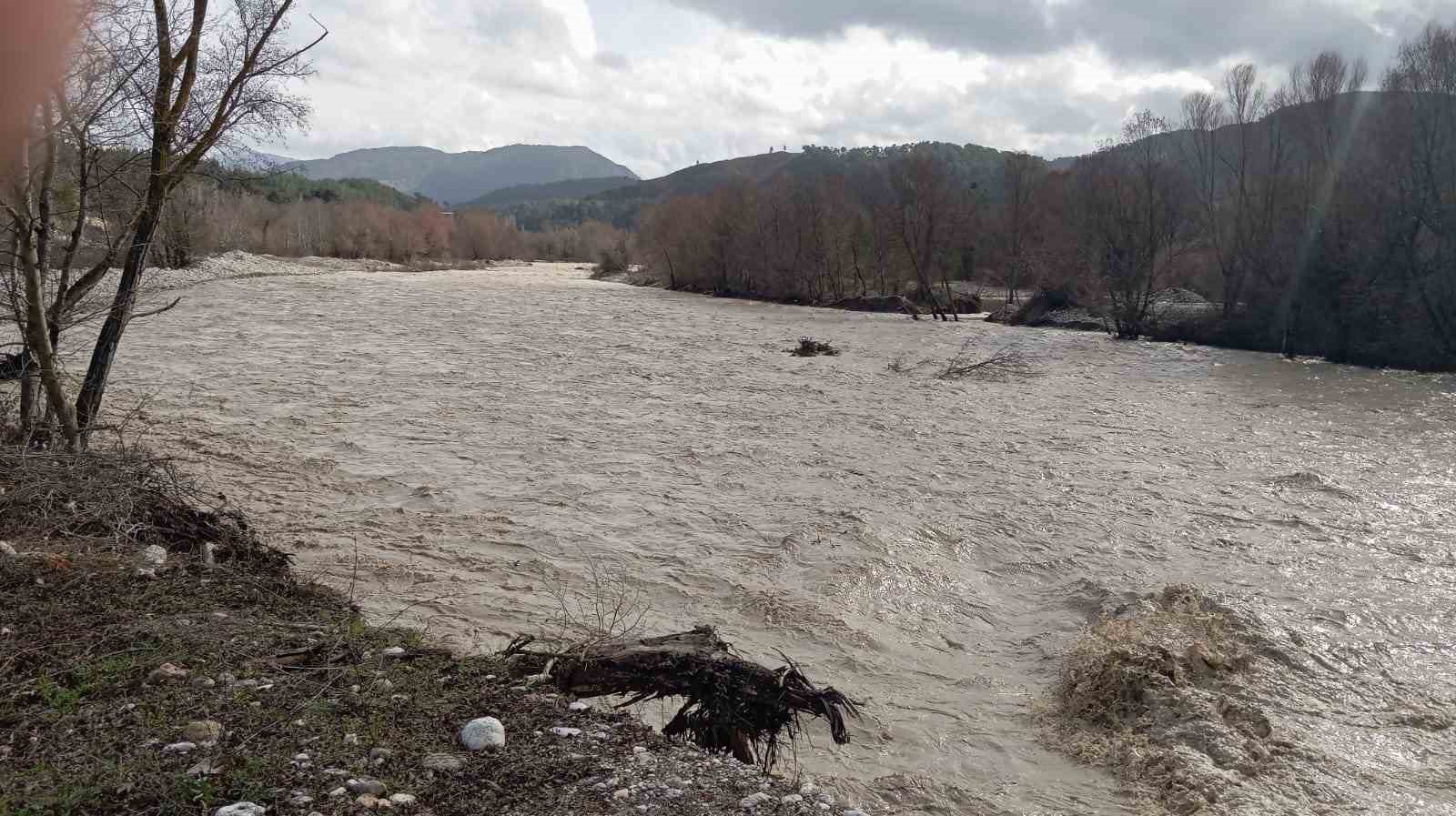 Denizli’de sel köprüleri ağır hasar verdi