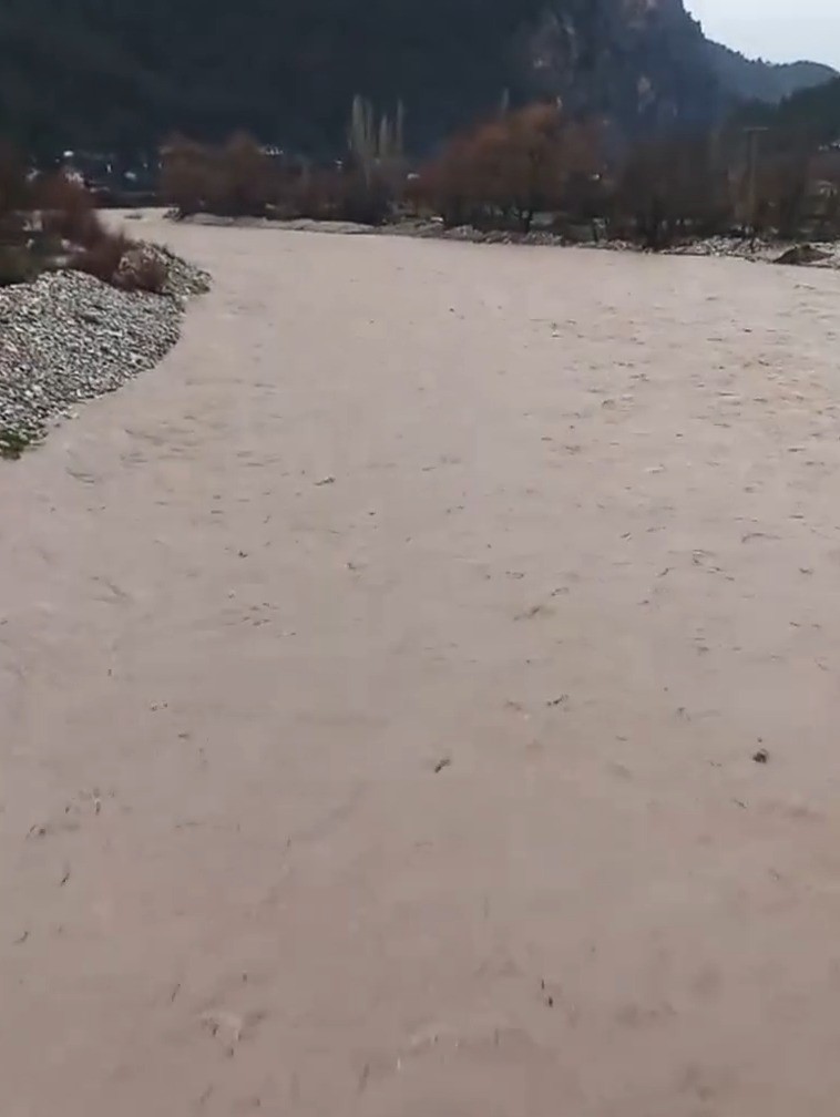 Denizli&rsquo;de sel k&ouml;pr&uuml;leri ağır hasar verdi
