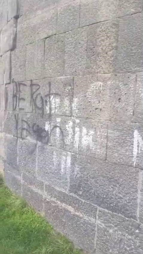 Binlerce yıllık surlara gelişigüzel yazılar yazdılar