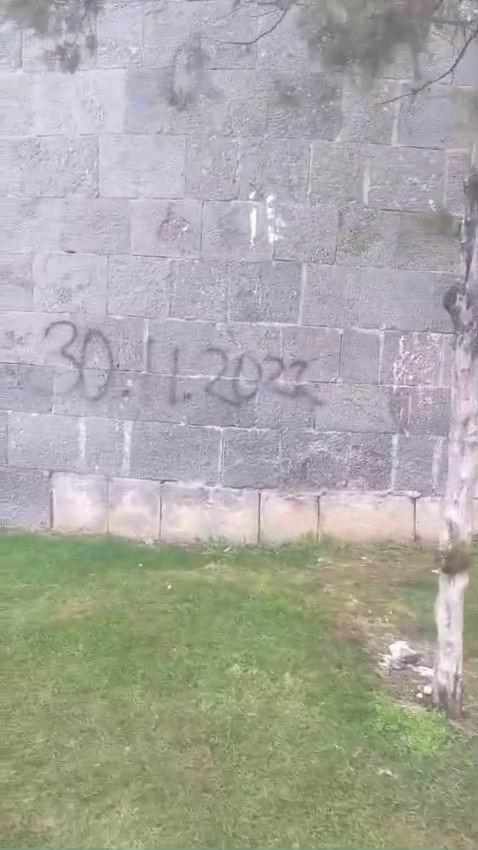 Binlerce yıllık surlara gelişig&uuml;zel yazılar yazdılar
