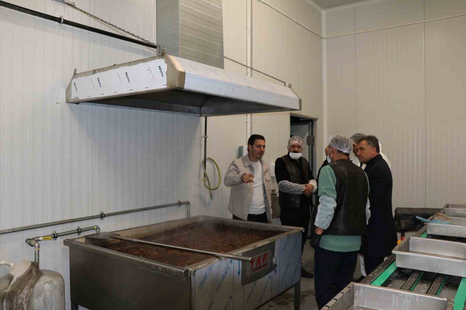 Cağ kebabın başkenti Oltu&rsquo;da kavurma ve sucuk &uuml;retimi yapıyorlar
