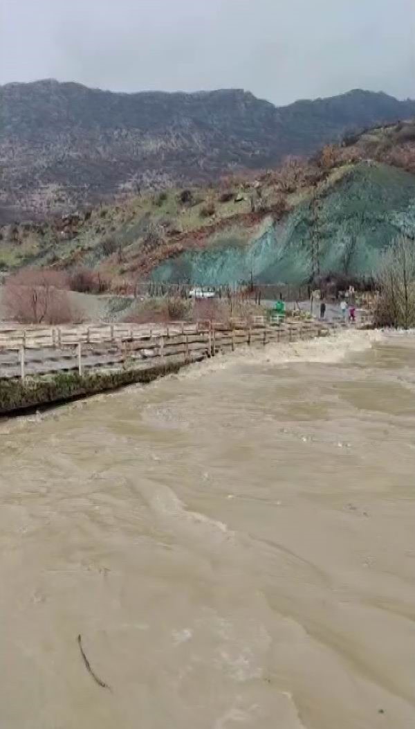 Yoğun yağışlar nedeni ile dereler taştı