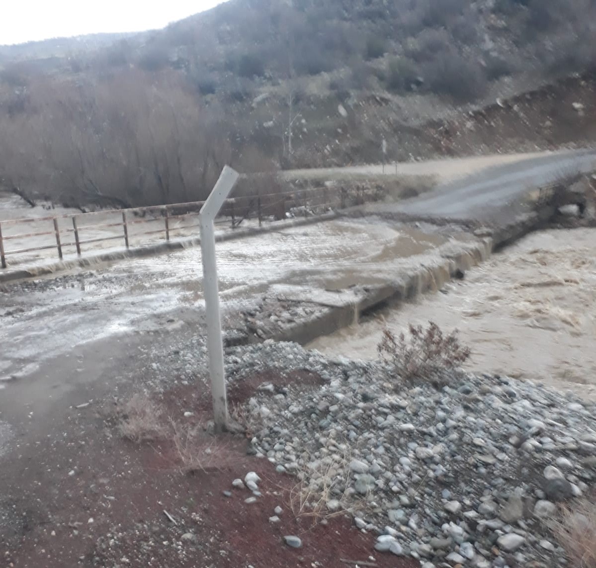 Biriman Köprüsü taştı