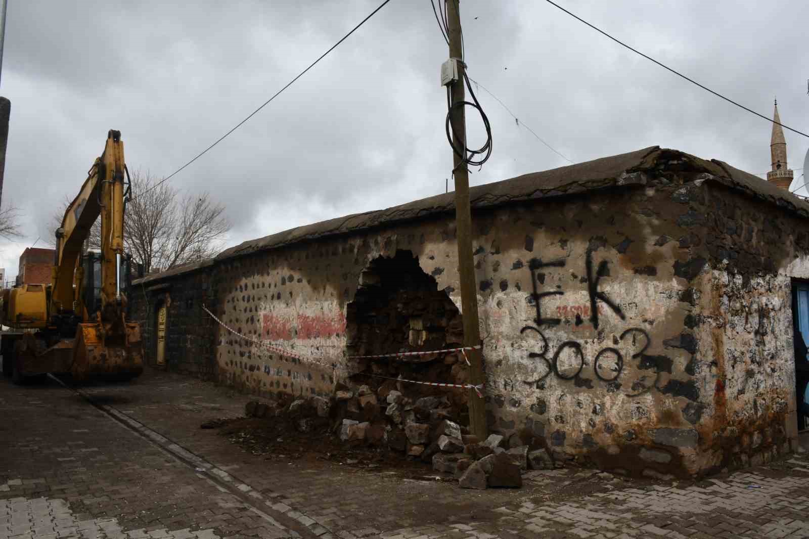 Siverek&rsquo;te tehlike oluşturan metruk evler bir bir yıkılıyor
