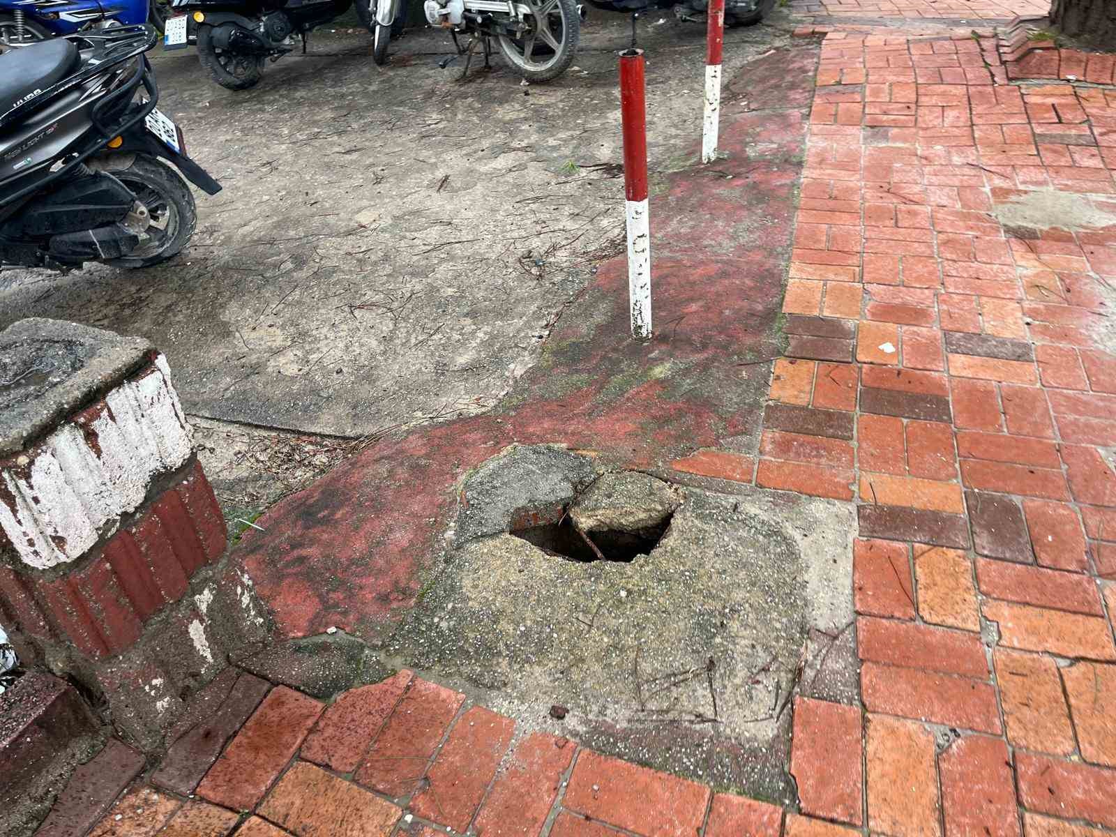 Buldan’da ATM önündeki çukur tehlike saçıyor