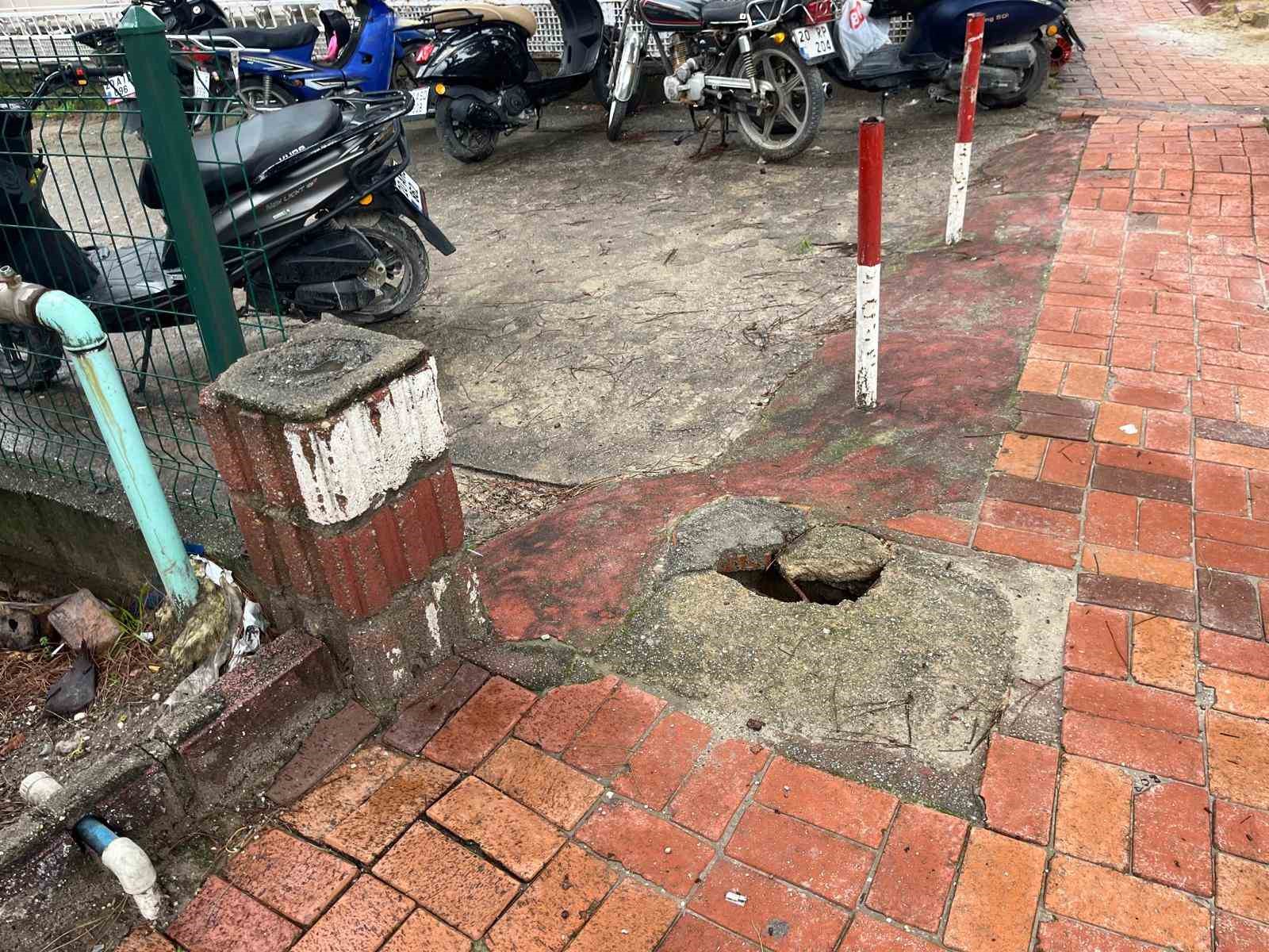 Buldan&rsquo;da ATM &ouml;n&uuml;ndeki &ccedil;ukur tehlike sa&ccedil;ıyor
