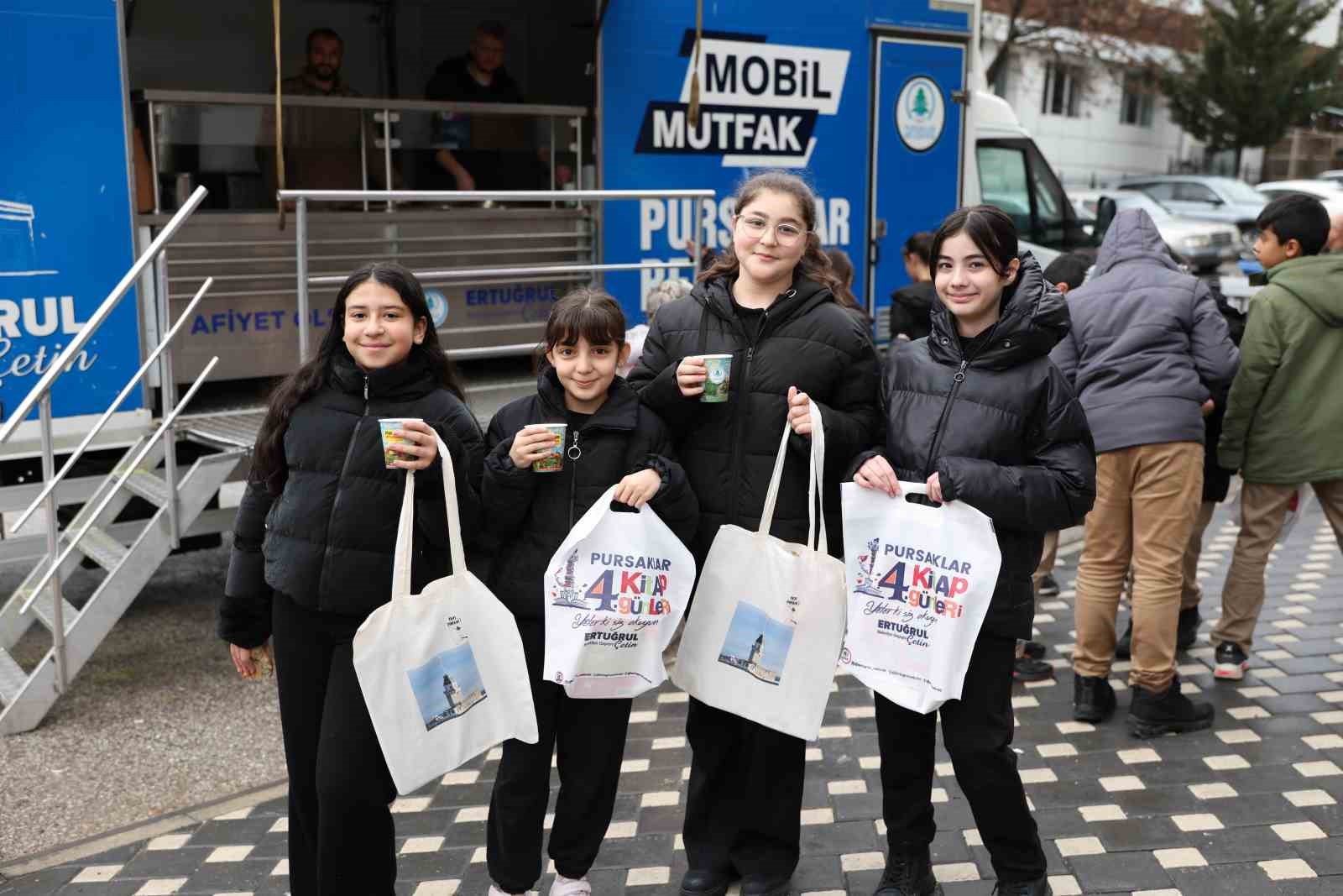 Pursaklar 4.Kitap G&uuml;nleri&rsquo;nde vatandaşlara &ccedil;orba ikramı
