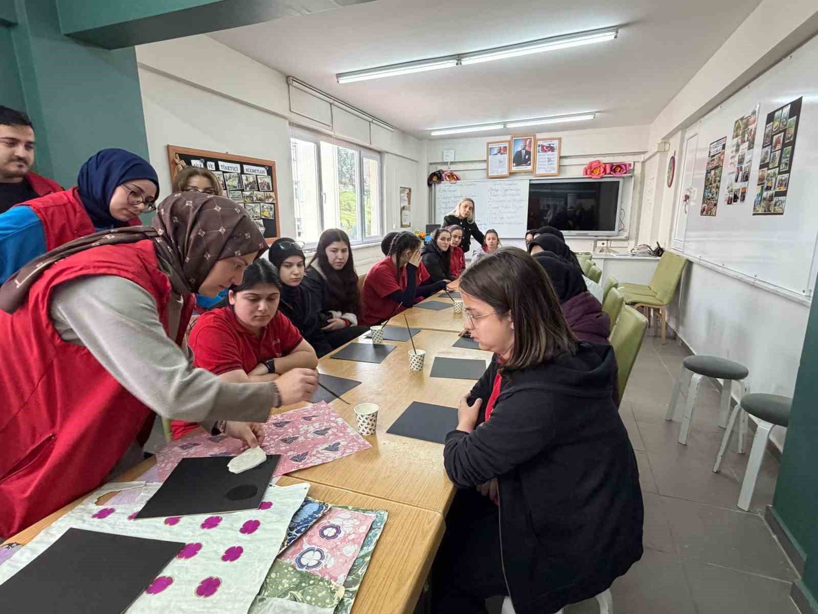 Meslek Lisesi&rsquo;nde ebru kolajı at&ouml;lyesi d&uuml;zenlendi
