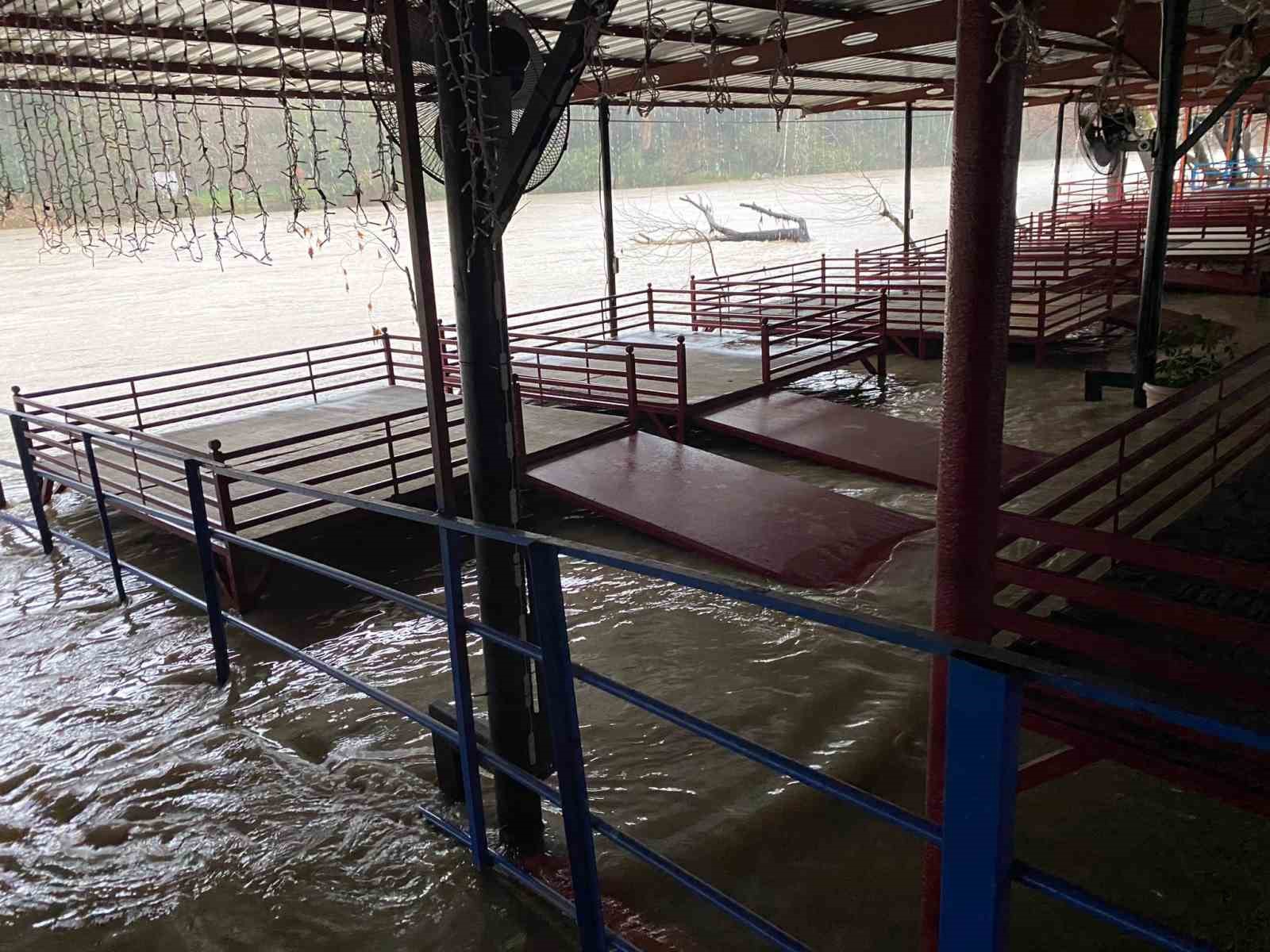 Sağanak sebebiyle Köprüçay taştı, iş yerleri ve araziler sular altında kaldı