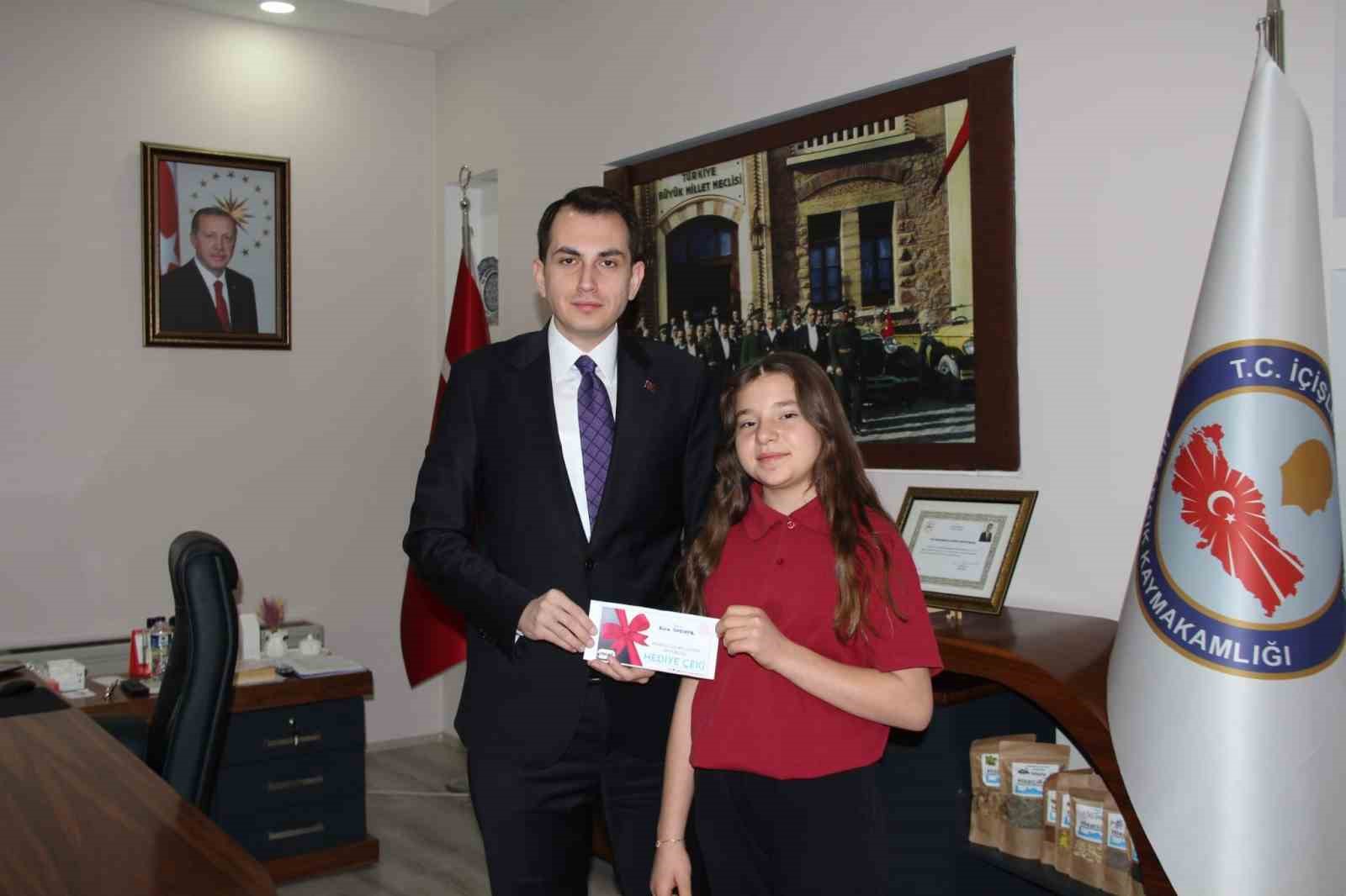 Hisarcık Kaymakamı Erkan Atam&rsquo;dan il birincisi &ouml;ğrencilere &ouml;d&uuml;l
