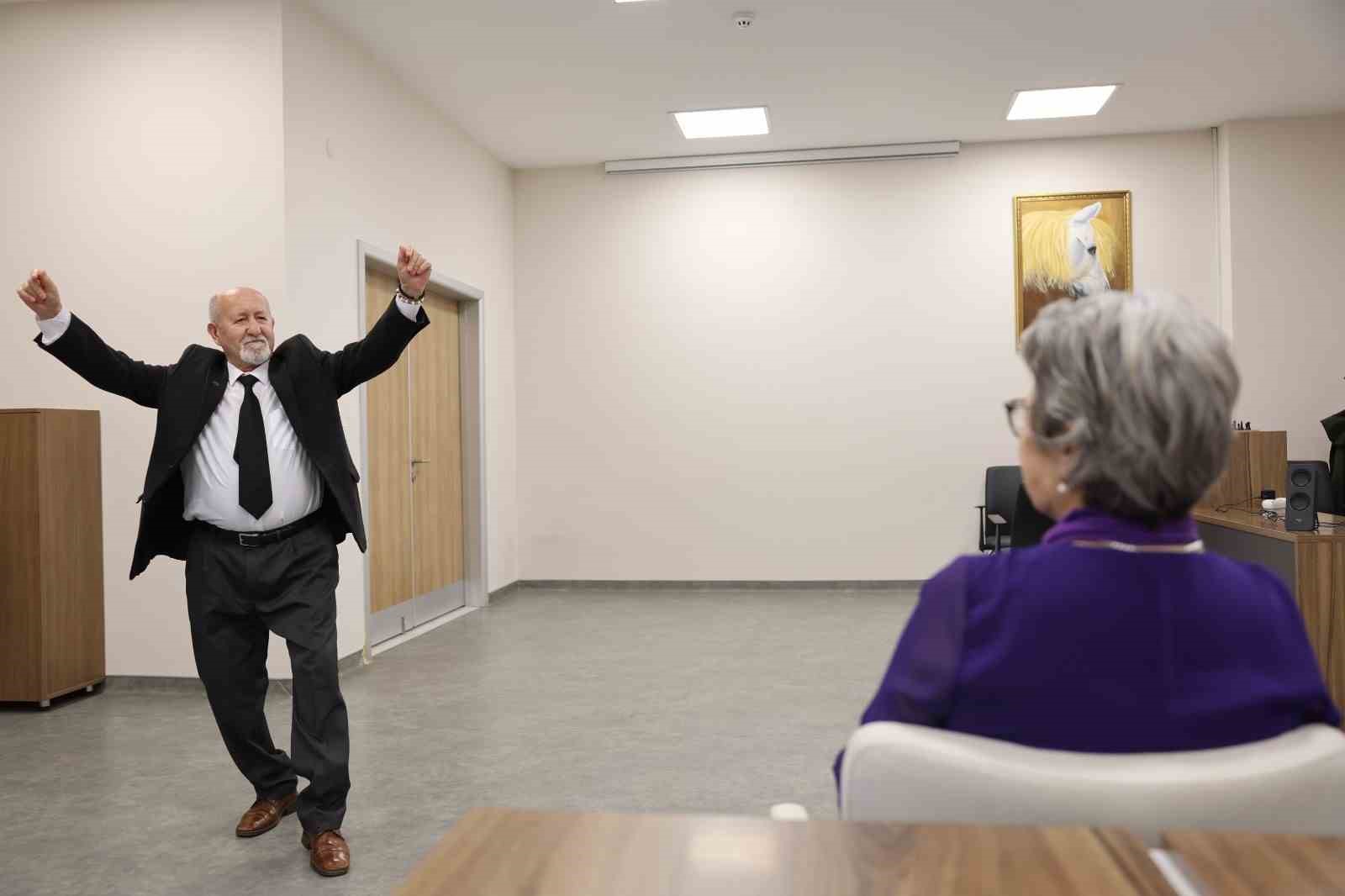 47 yıllık eşine Sevgililer G&uuml;n&uuml; s&uuml;rprizi yaptı
