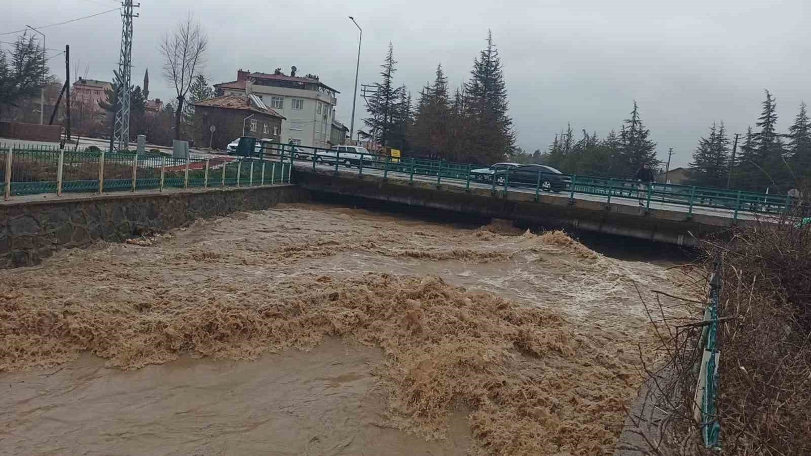 Konya&rsquo;da yağış sonrası sel dereleri taşırdı
