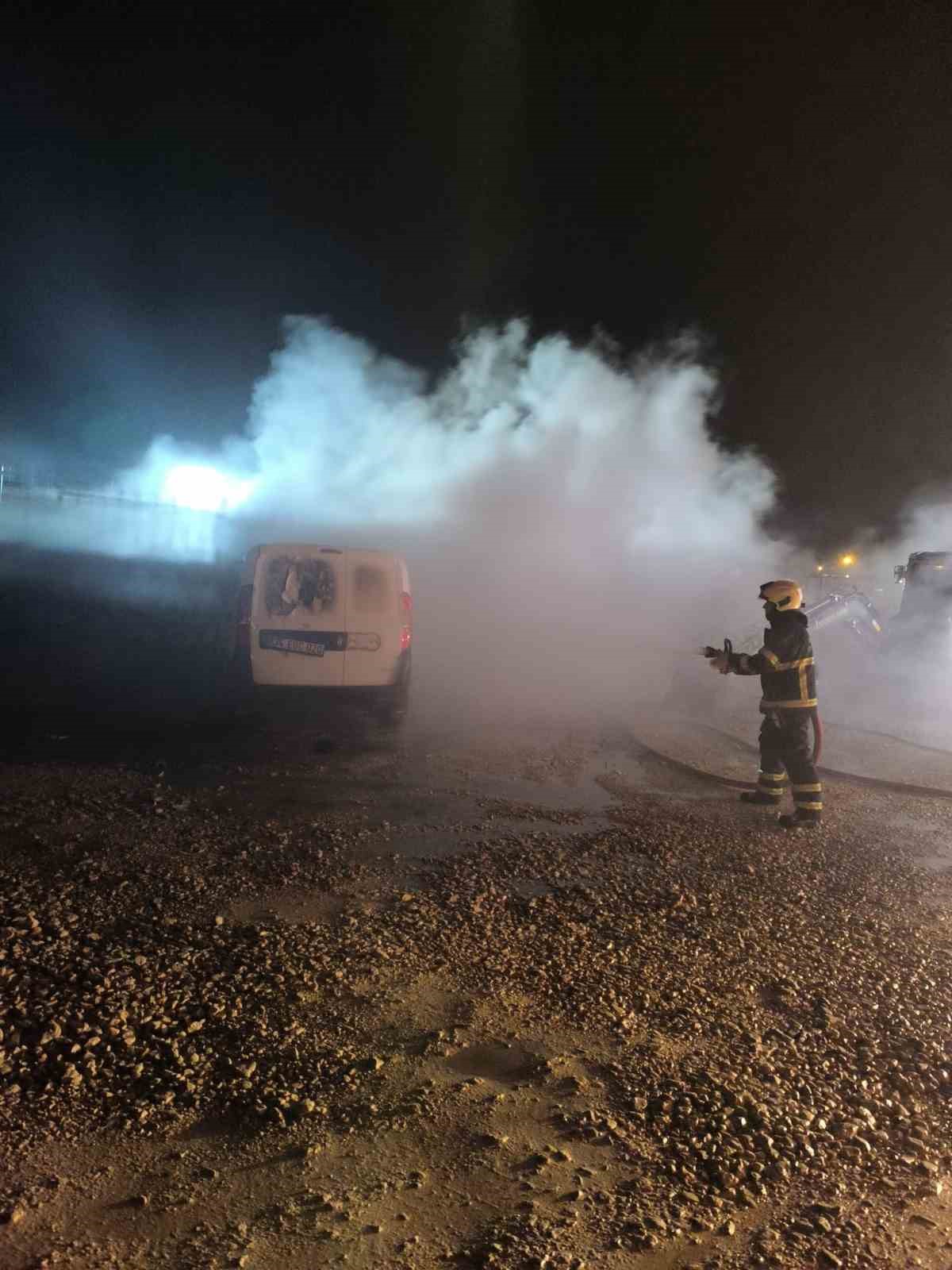 Mardin’de seyir halindeki ticari araç alevlere teslim oldu