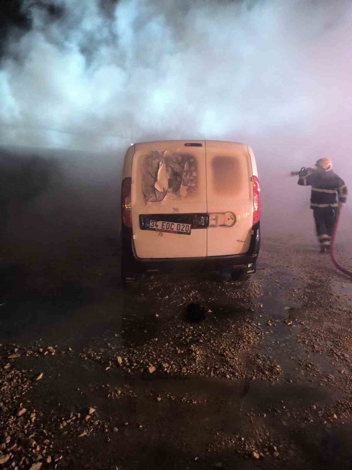 Mardin&rsquo;de seyir halindeki ticari ara&ccedil; alevlere teslim oldu
