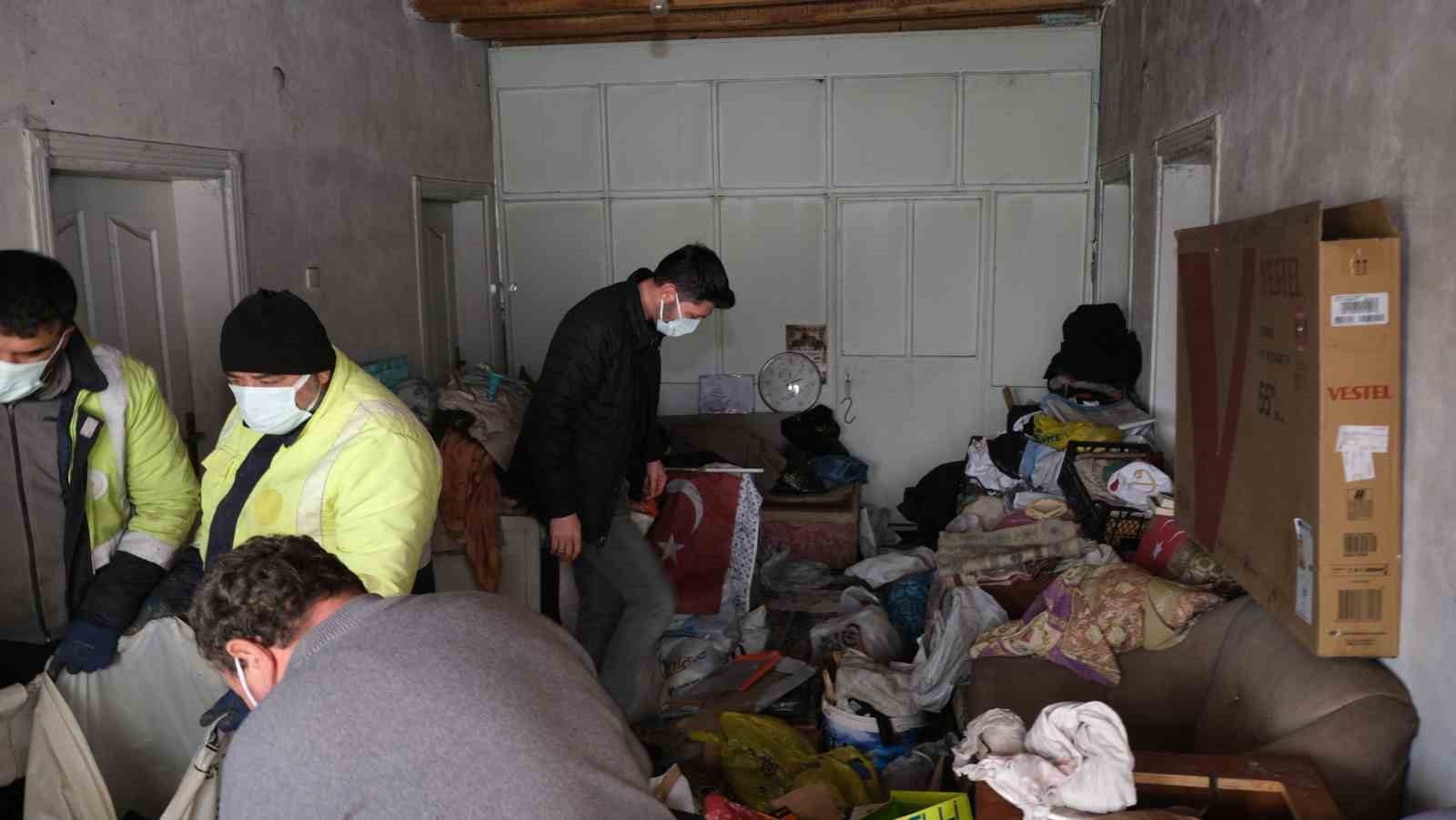 Evinden 10 ton çöp çıktı