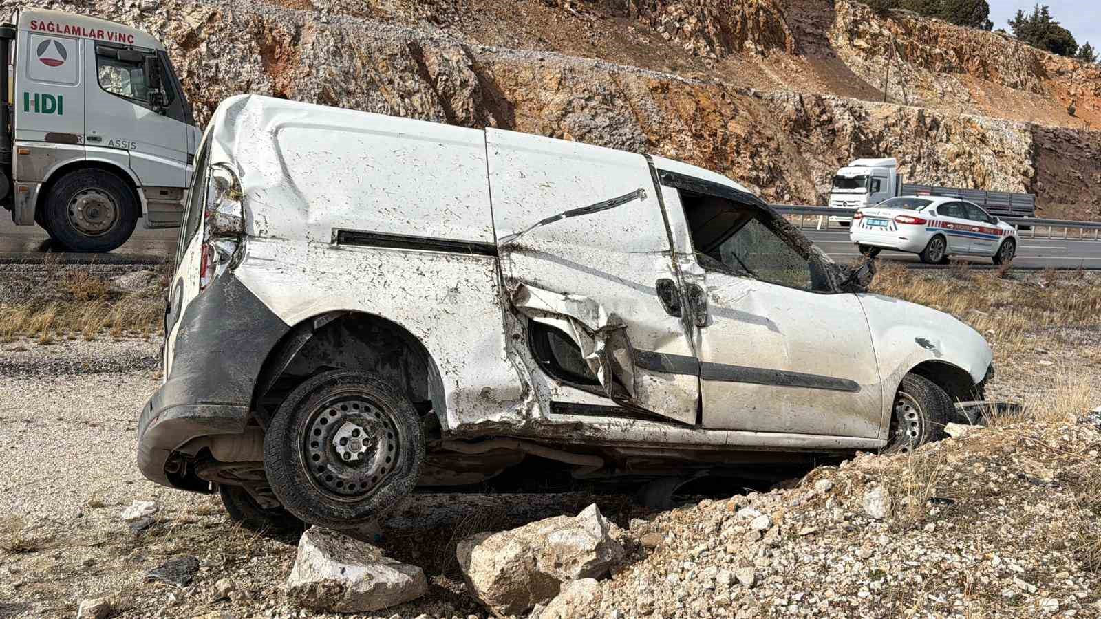 Kayalıklara &ccedil;arpıp devrilen ara&ccedil;ta 2 kişi yaralandı
