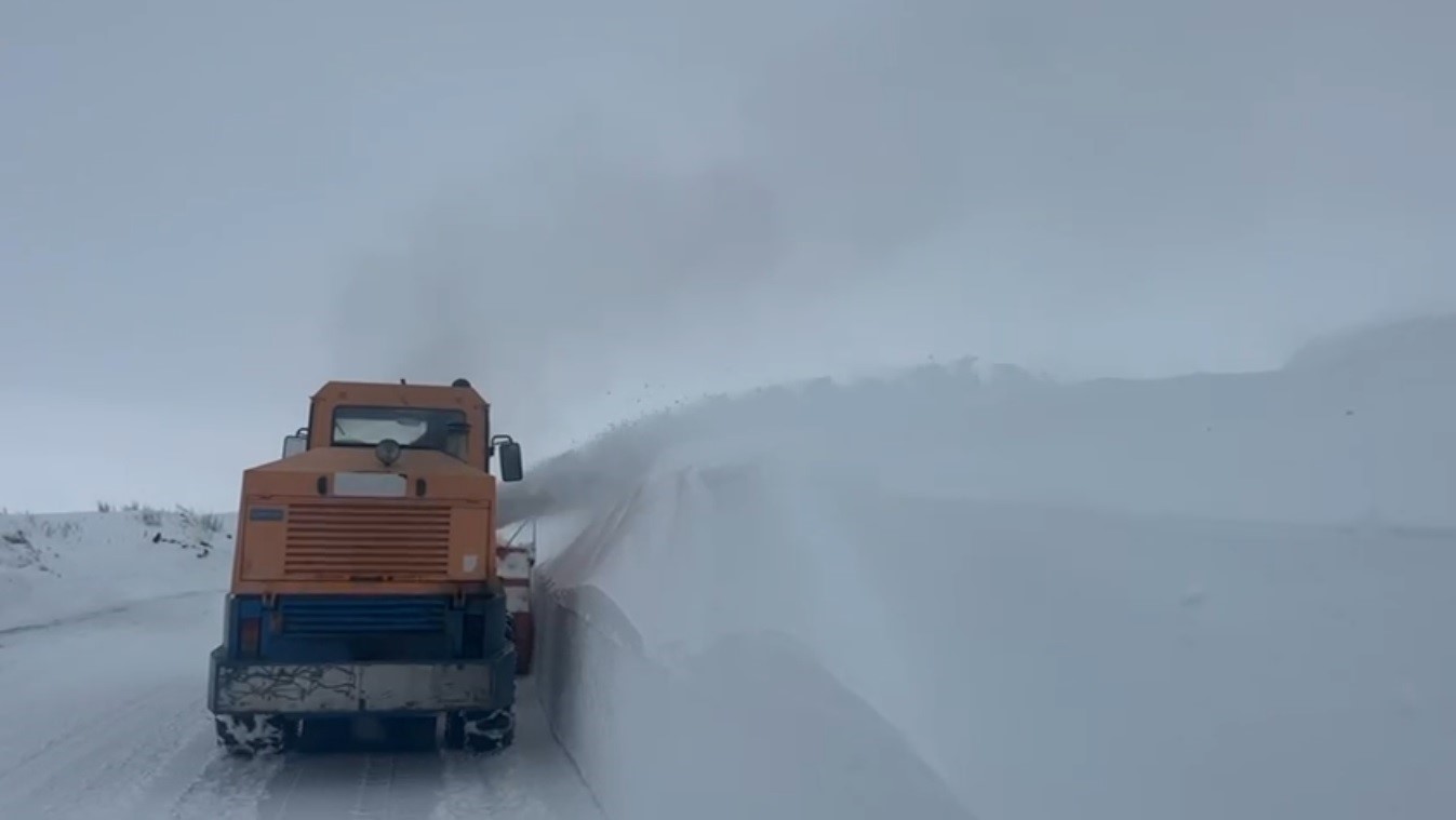 Kars’ta köy yollarında karla mücadele sürüyor