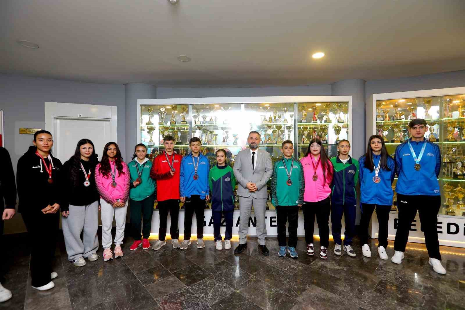 Mavi-beyazlı sporculardan ilk 40 günde 71 yeni madalya