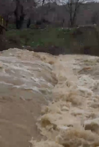 Arıcak&rsquo;ta kar eridi, dereler coştu
