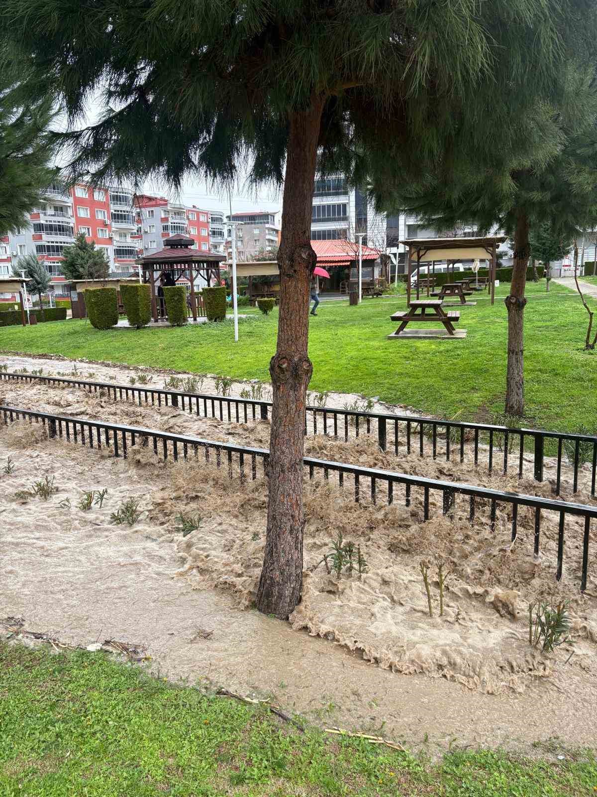 Aliağa&rsquo;da sağanakla birlikte dere taştı, bir mahalle sular altında kaldı
