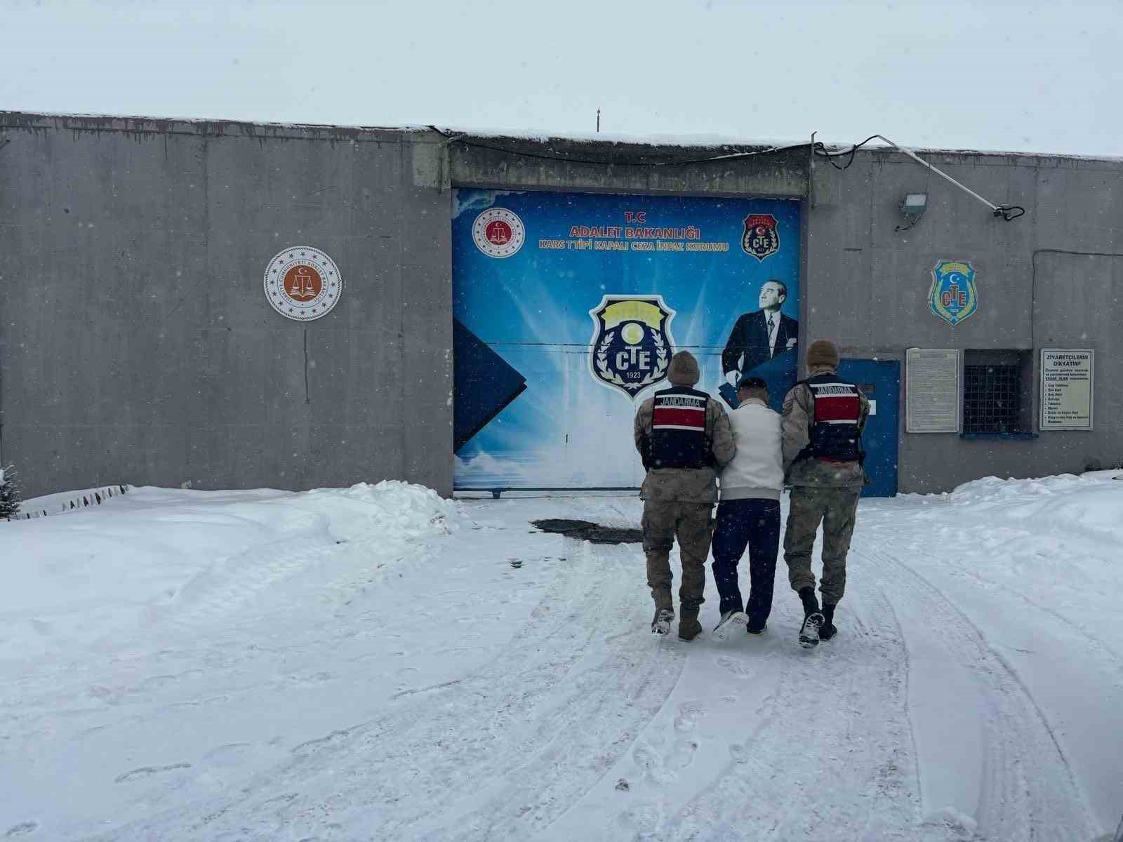 Kars’ta aranan 2 kişi jandarma ekiplerince yakalandı