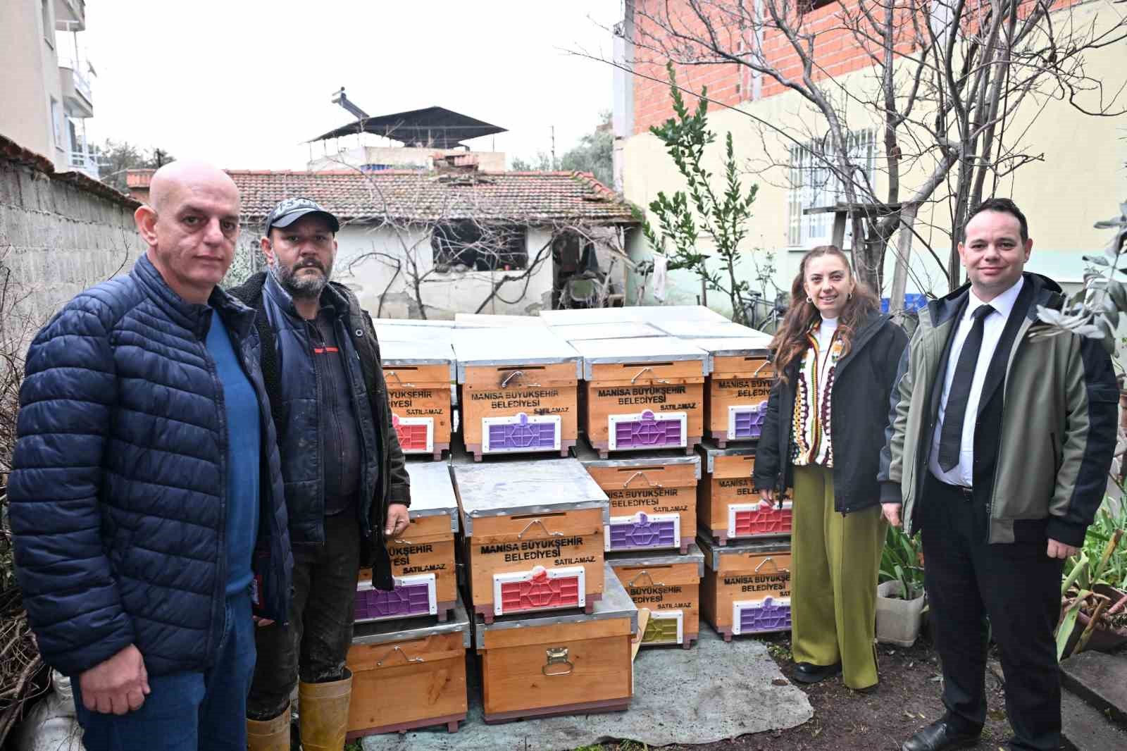 Kovanları sele kapılan Salihlili arıcıya, büyükşehirden destek