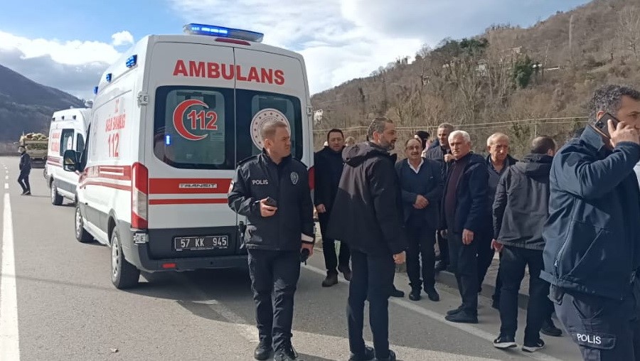 Sinop&rsquo;ta fırtına asma k&ouml;pr&uuml;y&uuml; devirdi: 2 yaralı
