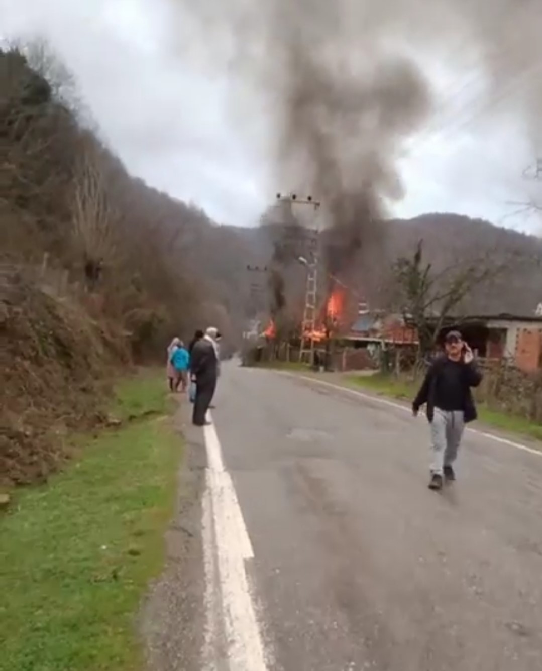 Mutfak t&uuml;p&uuml;nden &ccedil;ıkan yangınla ev k&uuml;le d&ouml;nd&uuml;

