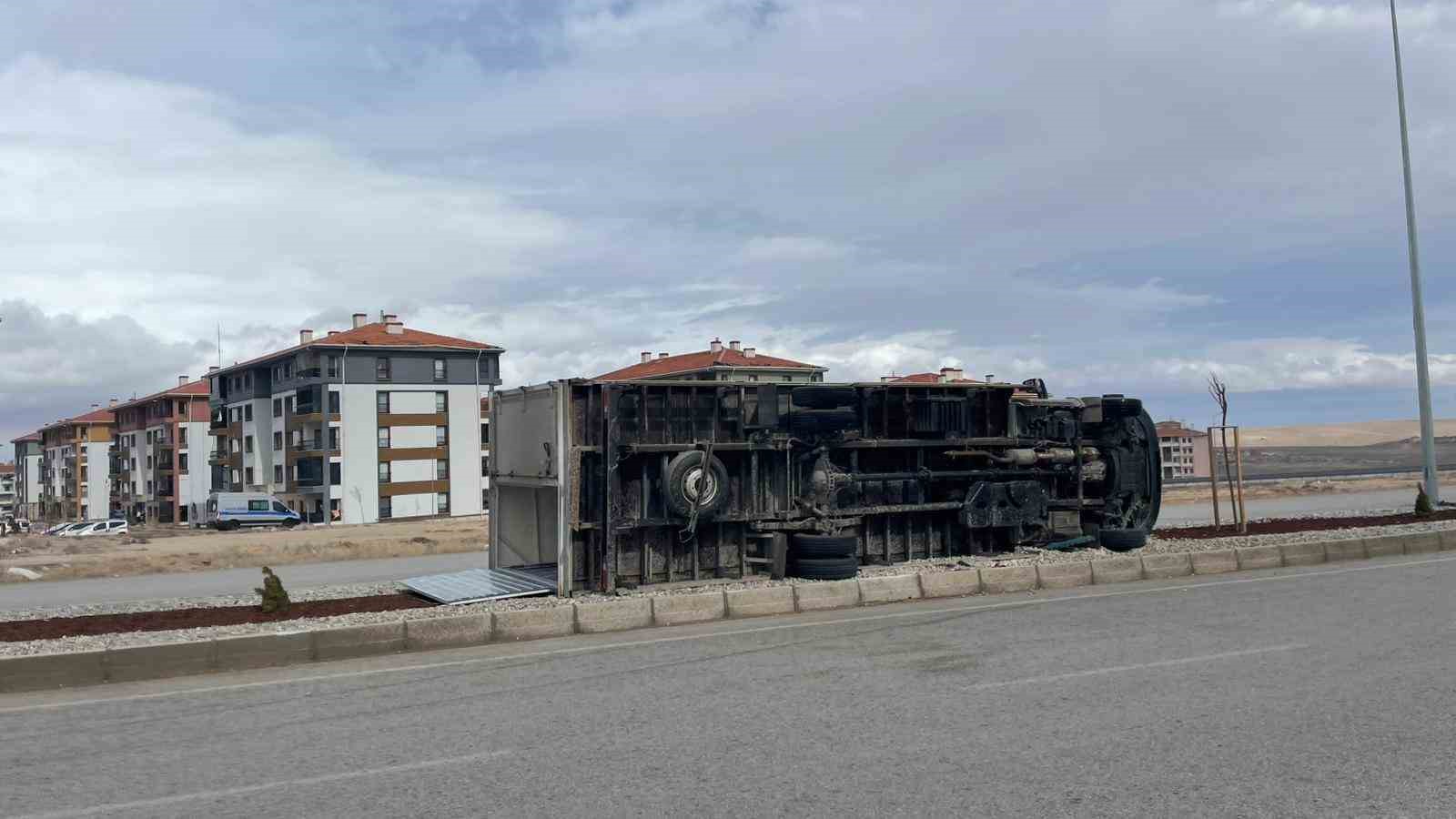 Karaman&rsquo;da şiddetli fırtına kamyoneti devirdi, &ccedil;atılar u&ccedil;tu
