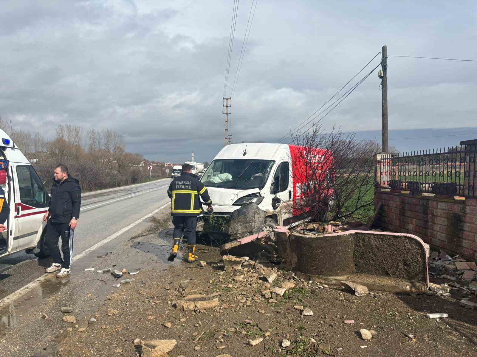 Pınarhisar&rsquo;da panelvan ara&ccedil; &ccedil;eşmeye &ccedil;arptı: 1 yaralı
