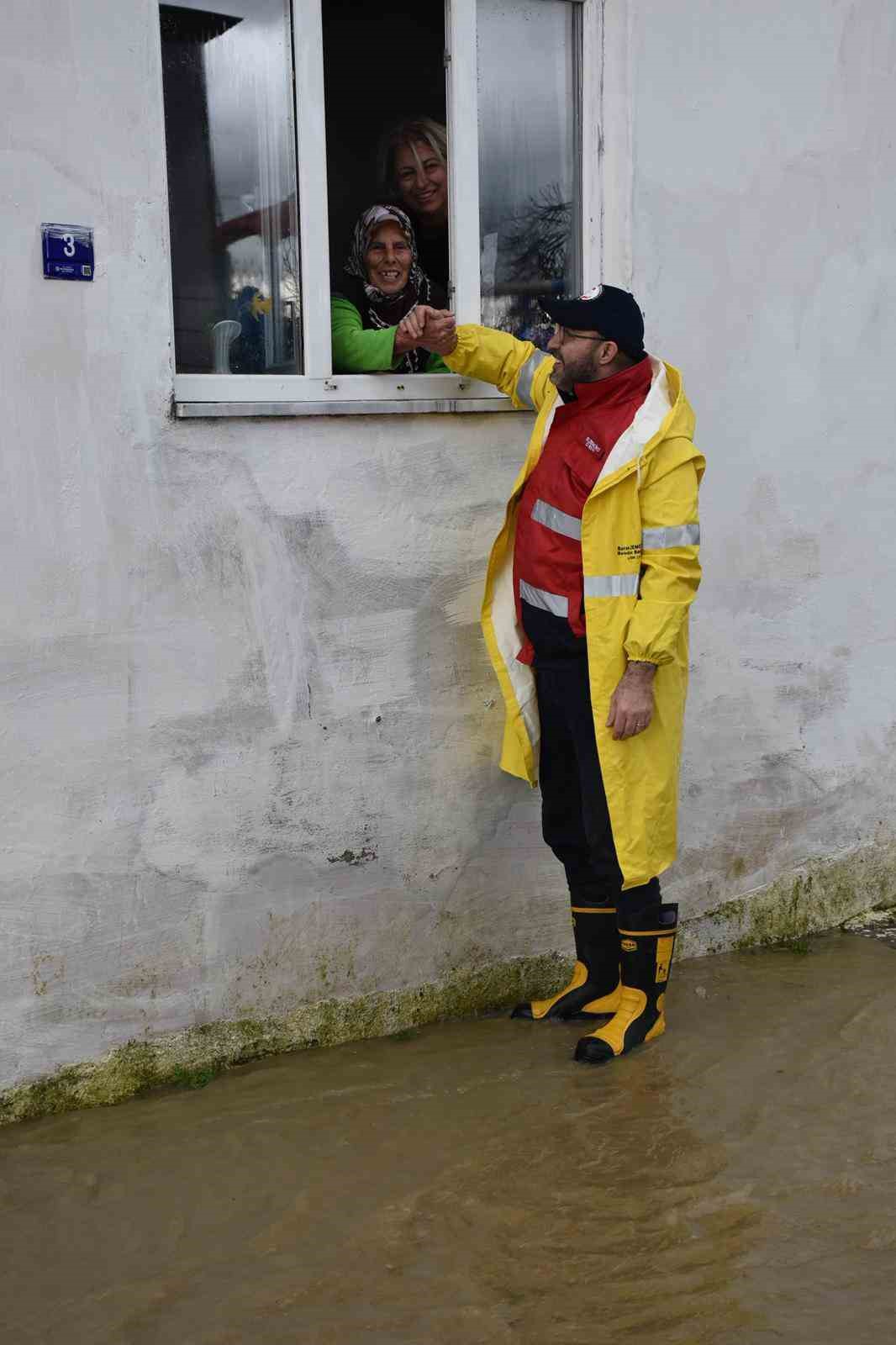 Germencik&rsquo;te sağanak yağış sonrası başkan &ccedil;izmeleri giyip sokağa &ccedil;ıktı
