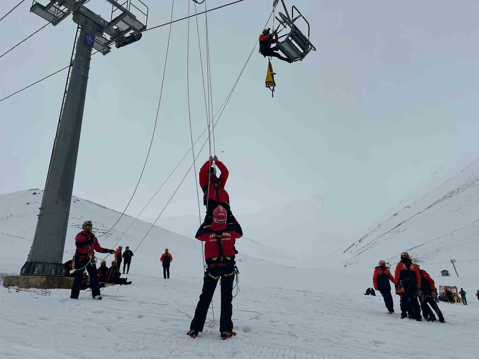 Van’da nefes kesen çığ tatbikatı gerçeği aratmadı