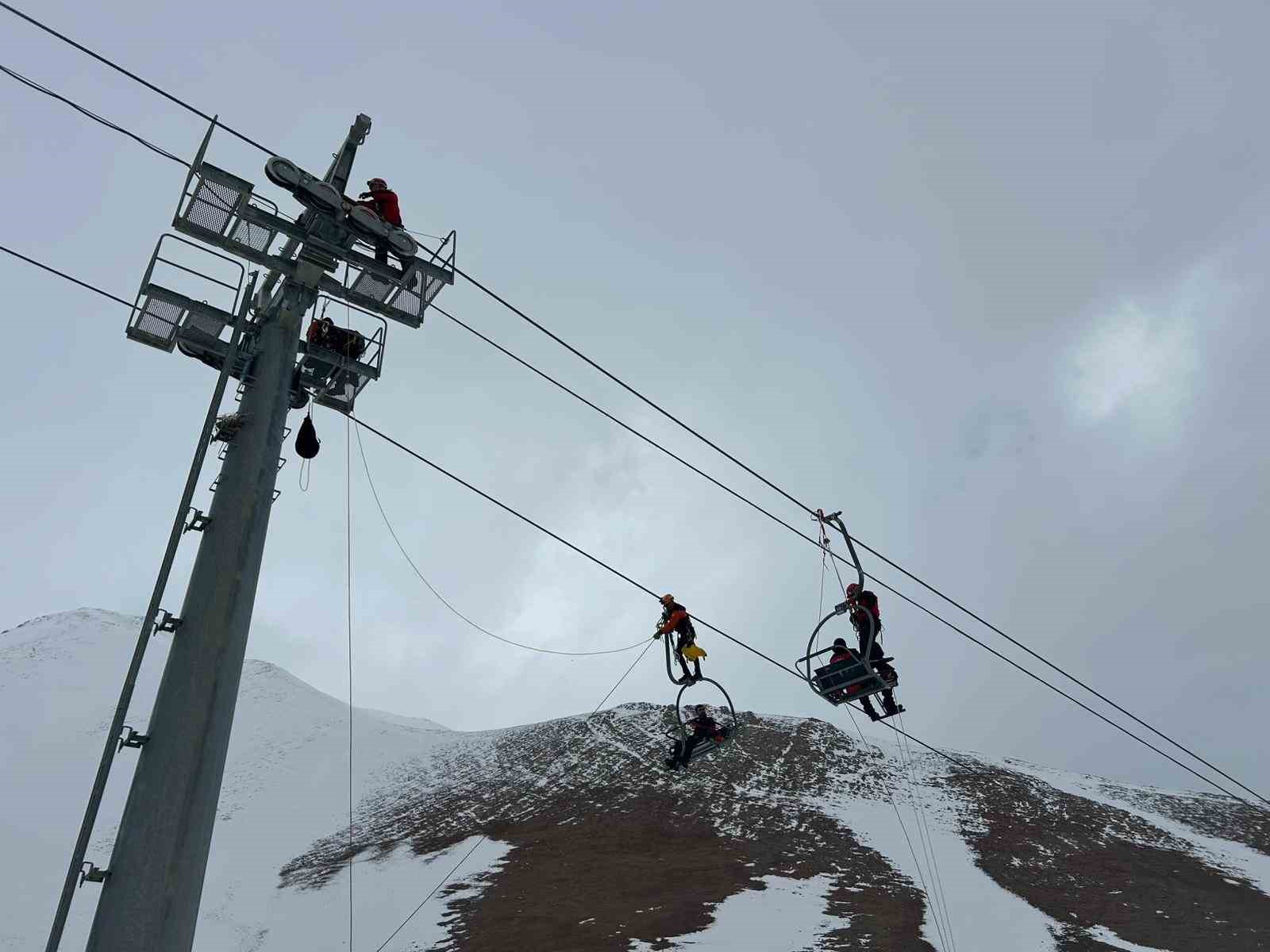 Van&rsquo;da nefes kesen &ccedil;ığ tatbikatı ger&ccedil;eği aratmadı
