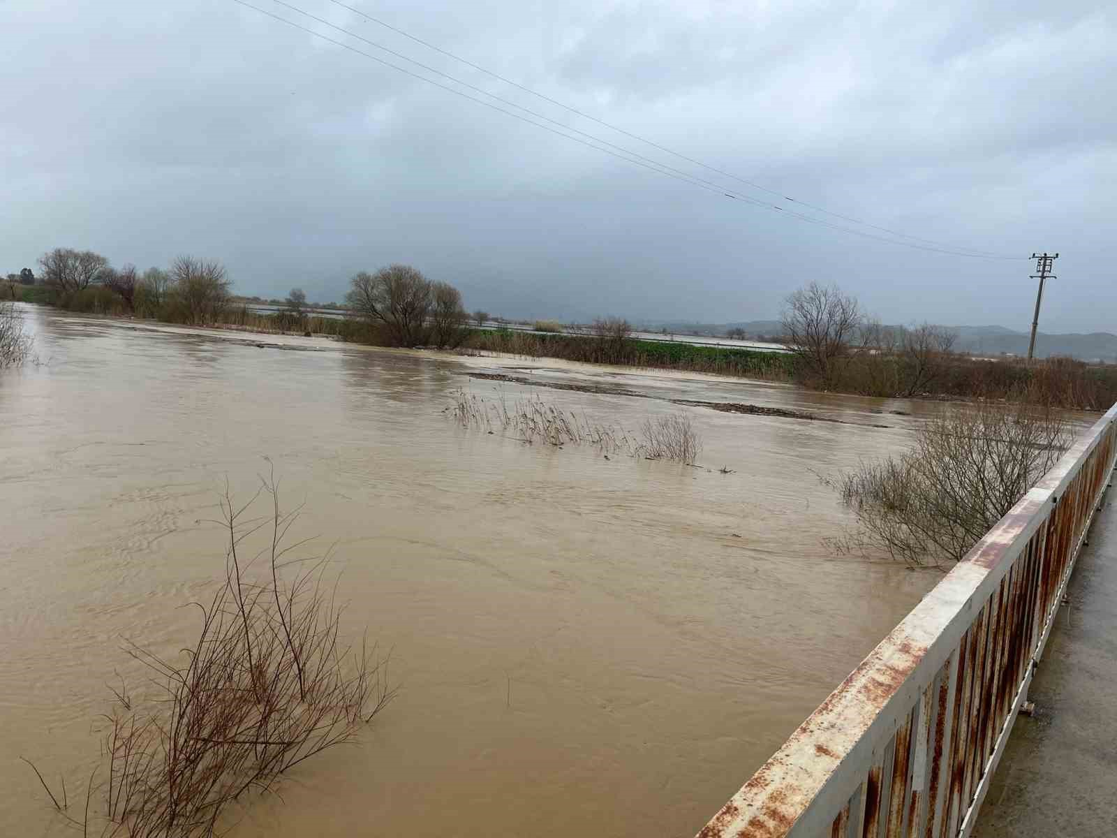 B&uuml;y&uuml;k Menderes nehrindeki taşkın karayolunu kapattı
