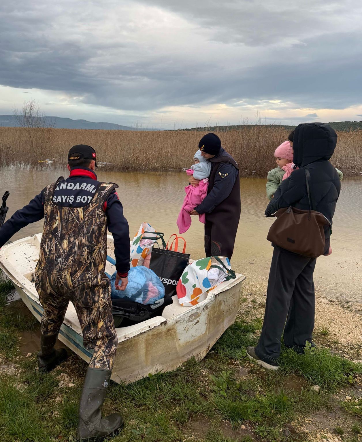 Uluabat G&ouml;l&uuml;&rsquo;nde mahsur kalan aileyi jandarma kurtardı
