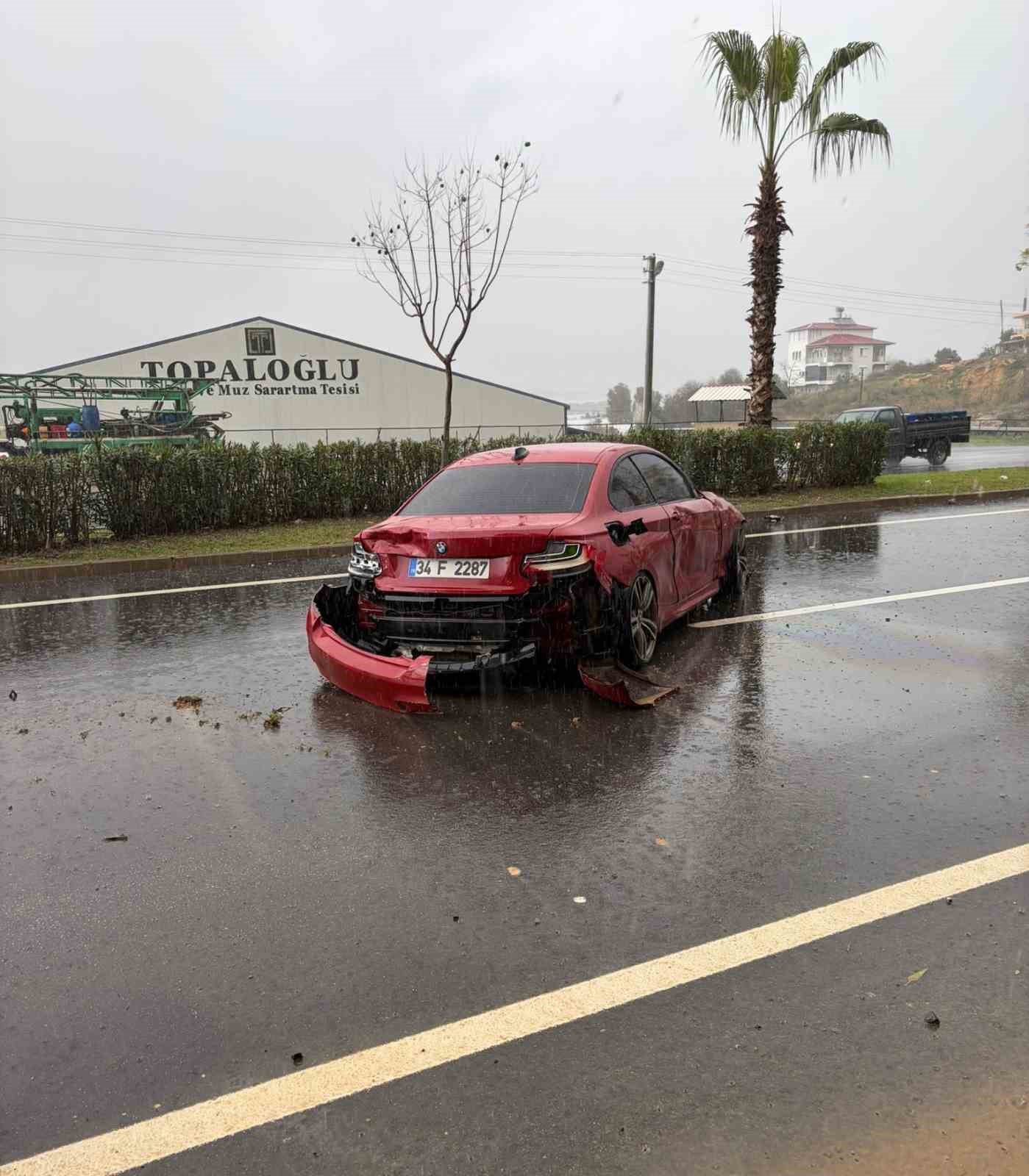 Kontrolden çıkan lüks otomobil refüje çarptı: 1 yaralı