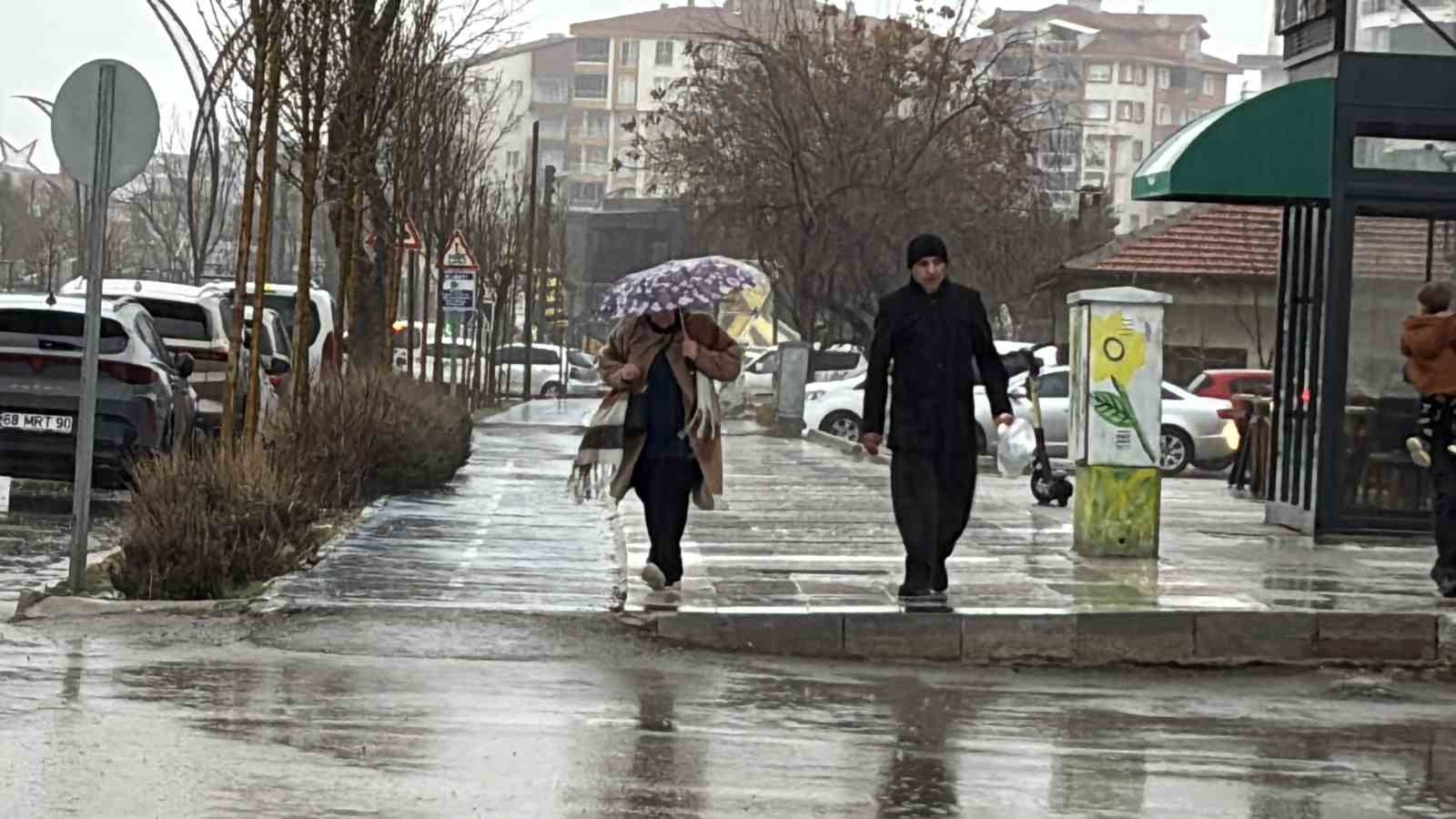 Aksaray’da rüzgar ve şiddetli yağmur etkili oluyor