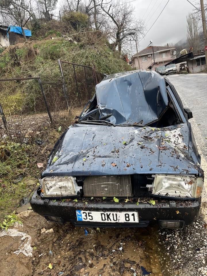 &Ouml;demiş&rsquo;te heyelan: G&ouml;&ccedil;&uuml;k altında kalan ara&ccedil; hurdaya d&ouml;nd&uuml;
