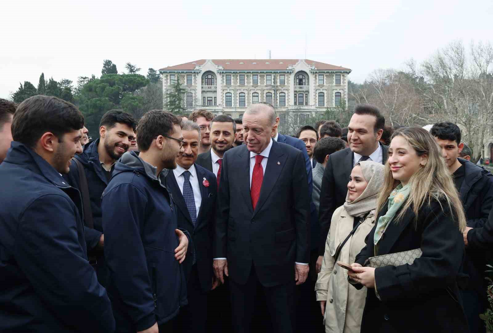 Cumhurbaşkanı Erdoğan, Boğazi&ccedil;i &Uuml;niversiteli &ouml;ğrencilerle kamp&uuml;ste y&uuml;r&uuml;d&uuml;
