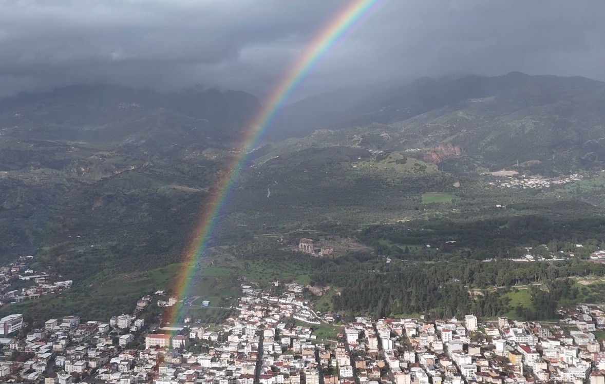 Sağanak sonrası g&ouml;kkuşağı Aydın&rsquo;ı sardı
