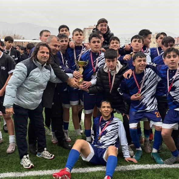 Liselilerin kavga &ccedil;ıkan ma&ccedil;ında centilmenlik kazandı
