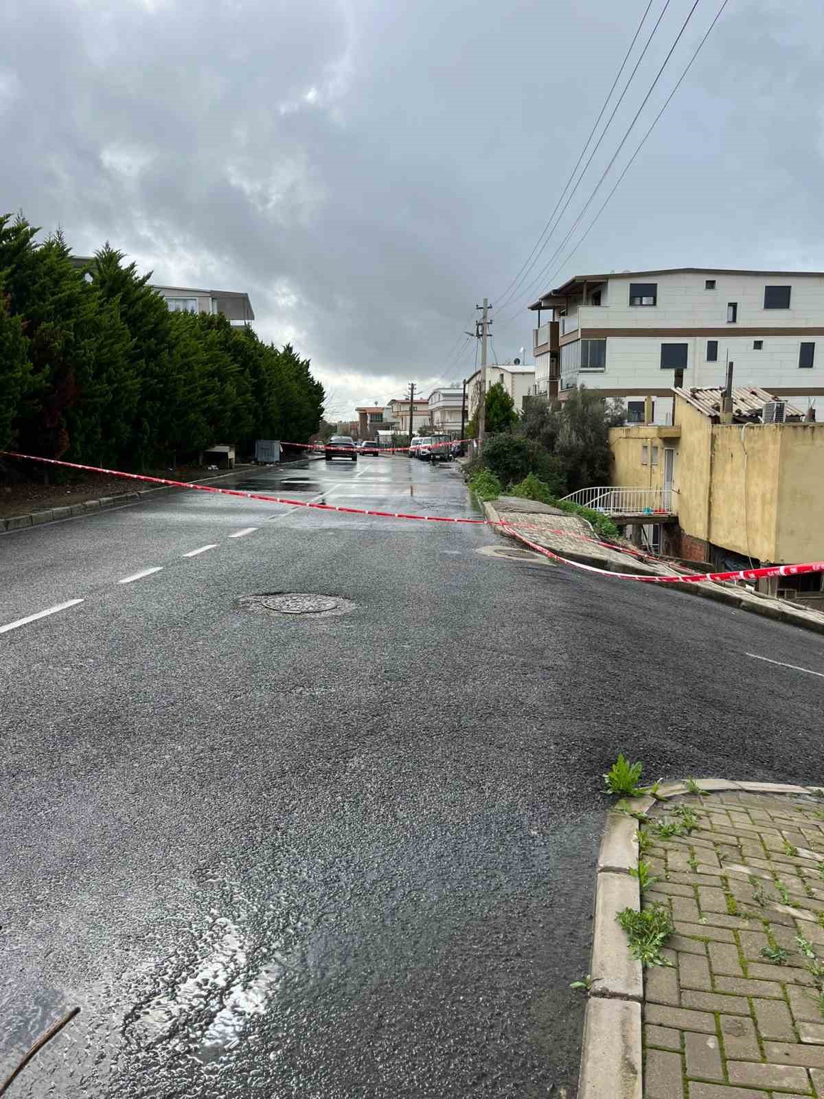 İzmir&rsquo;de evin istinat duvarı &ccedil;&ouml;kt&uuml;: 3 kişi tahliye edildi
