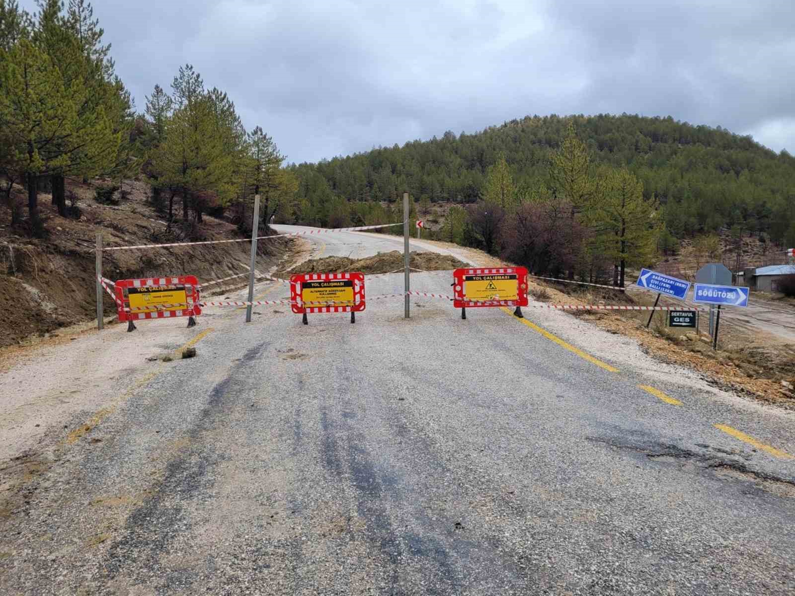 Mut’ta aşırı yağış nedeniyle Çivi Mahallesi, Söğütözü yayla yolu ulaşıma kapandı