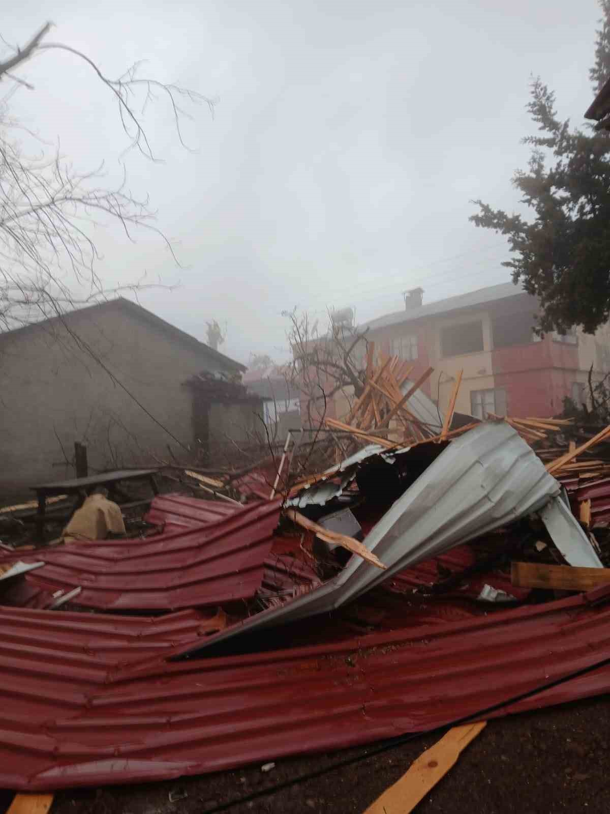Tarsus’ta yağmur ve fırtına hayatı olumsuz etkiledi