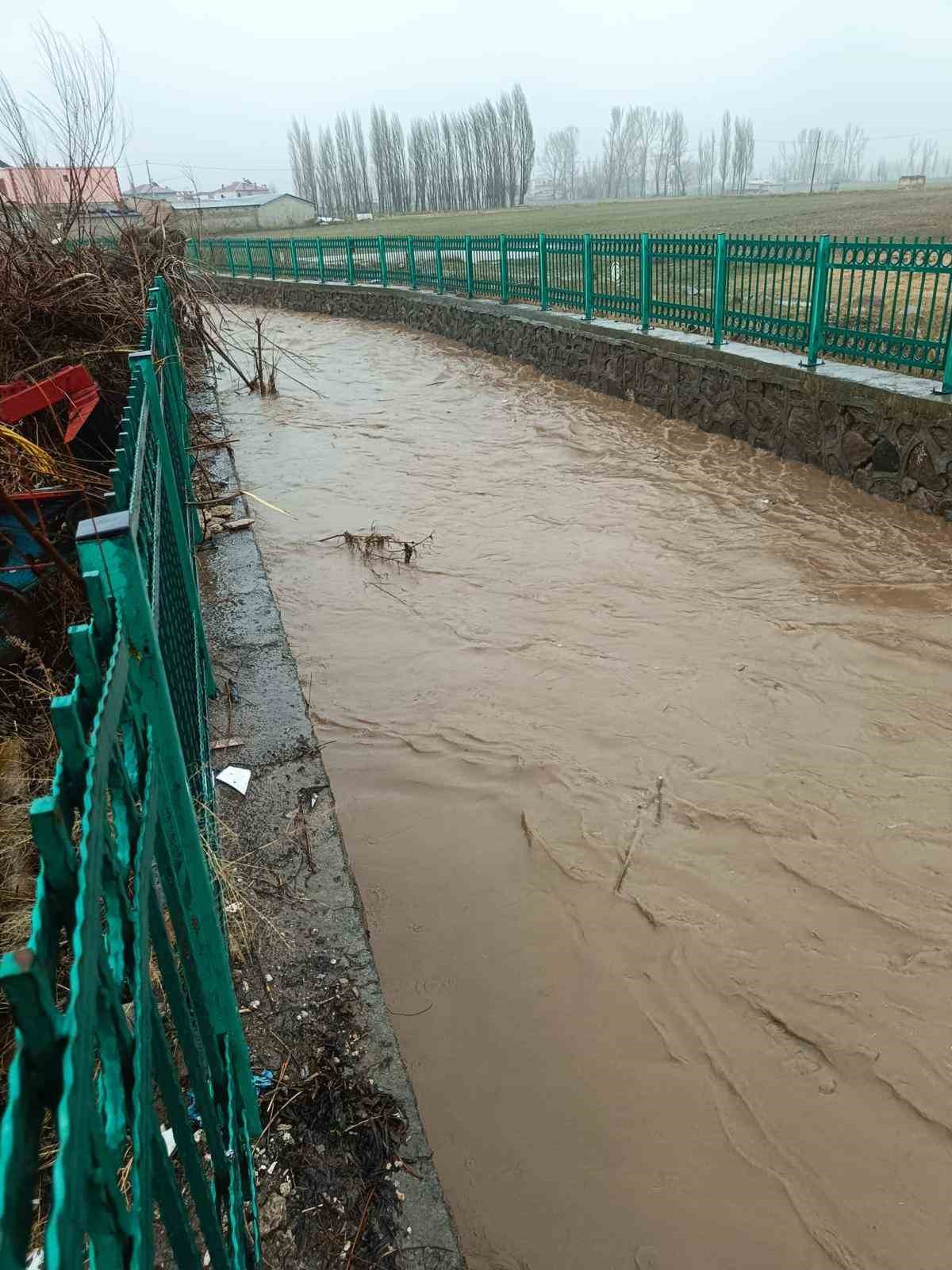 Niğde’de sağanak ve fırtına etkili oldu