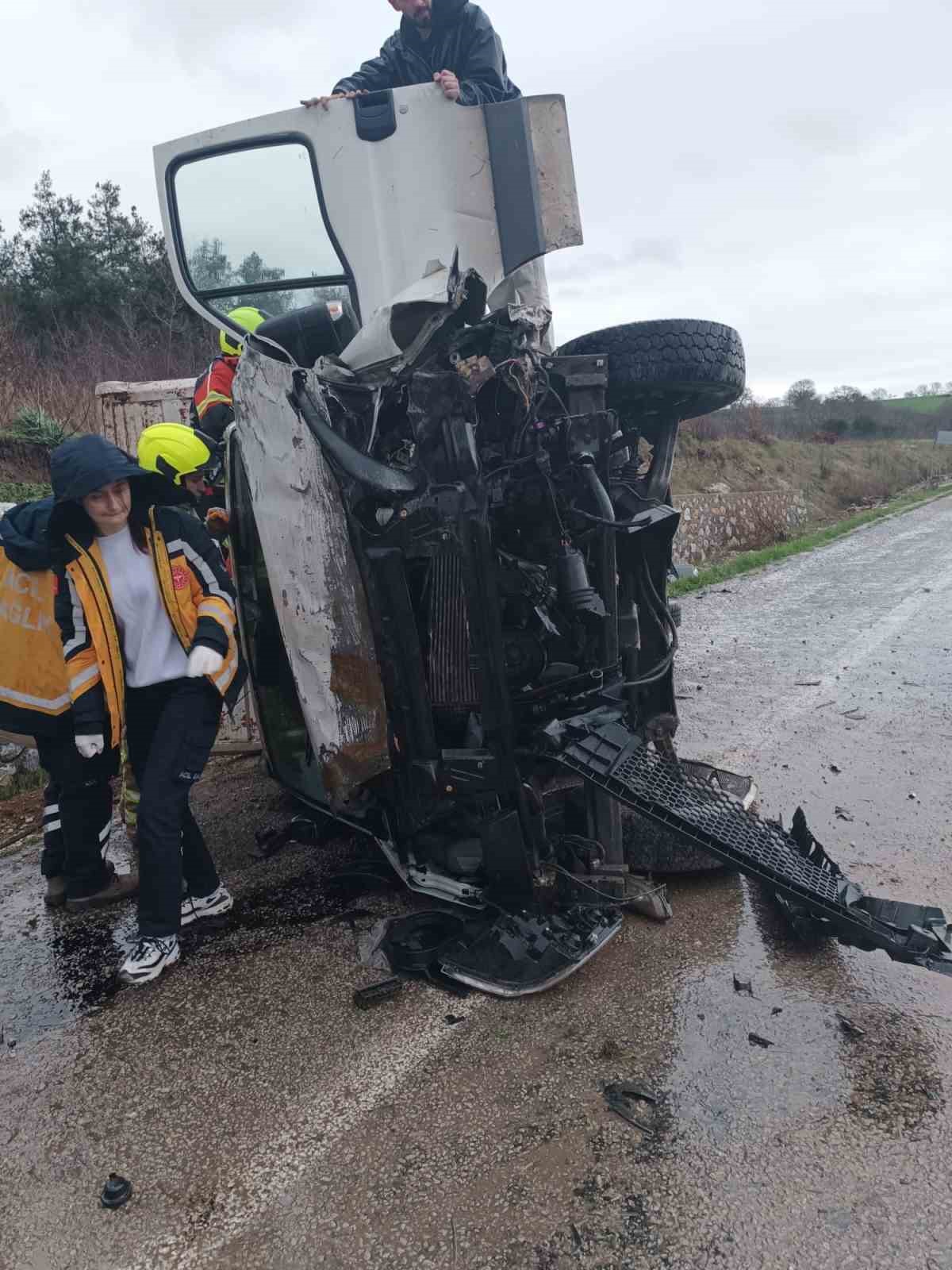 G&ouml;nen&rsquo;de kamyon devrildi: 1 yaralı
