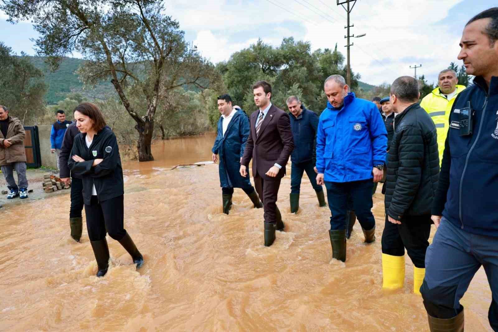 Başkan Mandalinci su taşkınlarının yaşandığı Kızılağa&ccedil;&rsquo;ta incelemelerde bulundu
